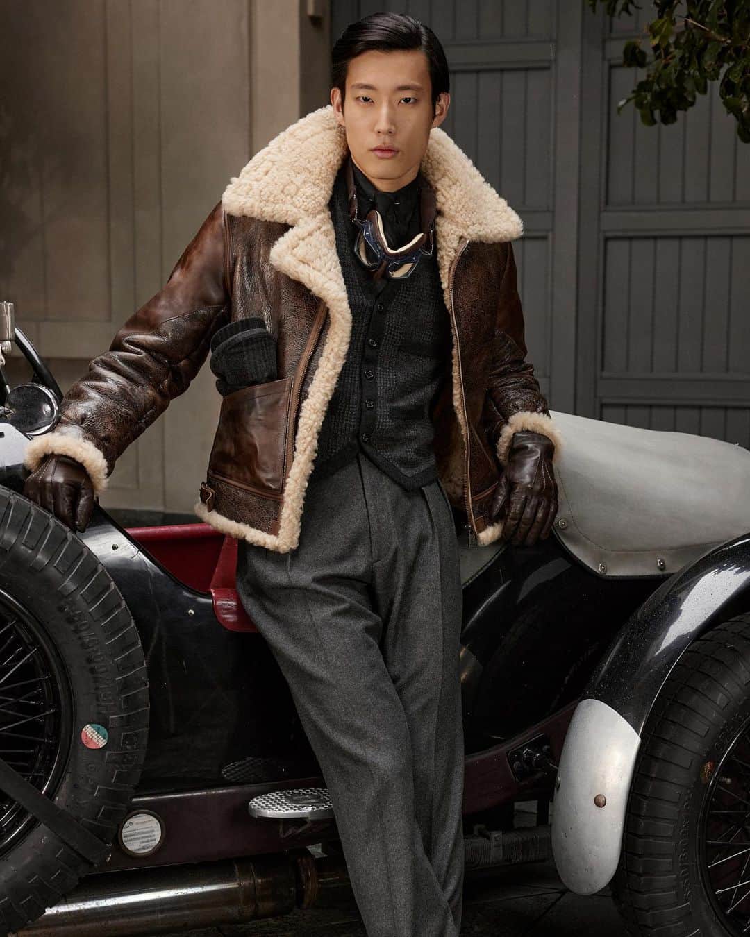 Ralph Laurenさんのインスタグラム写真 - (Ralph LaurenInstagram)「The #RLPurpleLabel Bexley.  Elements like shearling-lined sleeves and an exaggerated point collar refer to vintage authentic aviator jackets. True to Ralph Lauren’s love of making an iconic style his own, the jacket is made formal when styled with suit trousers and Glen plaid.  Discover Fall 2023 via the link in bio.」10月23日 0時04分 - ralphlauren