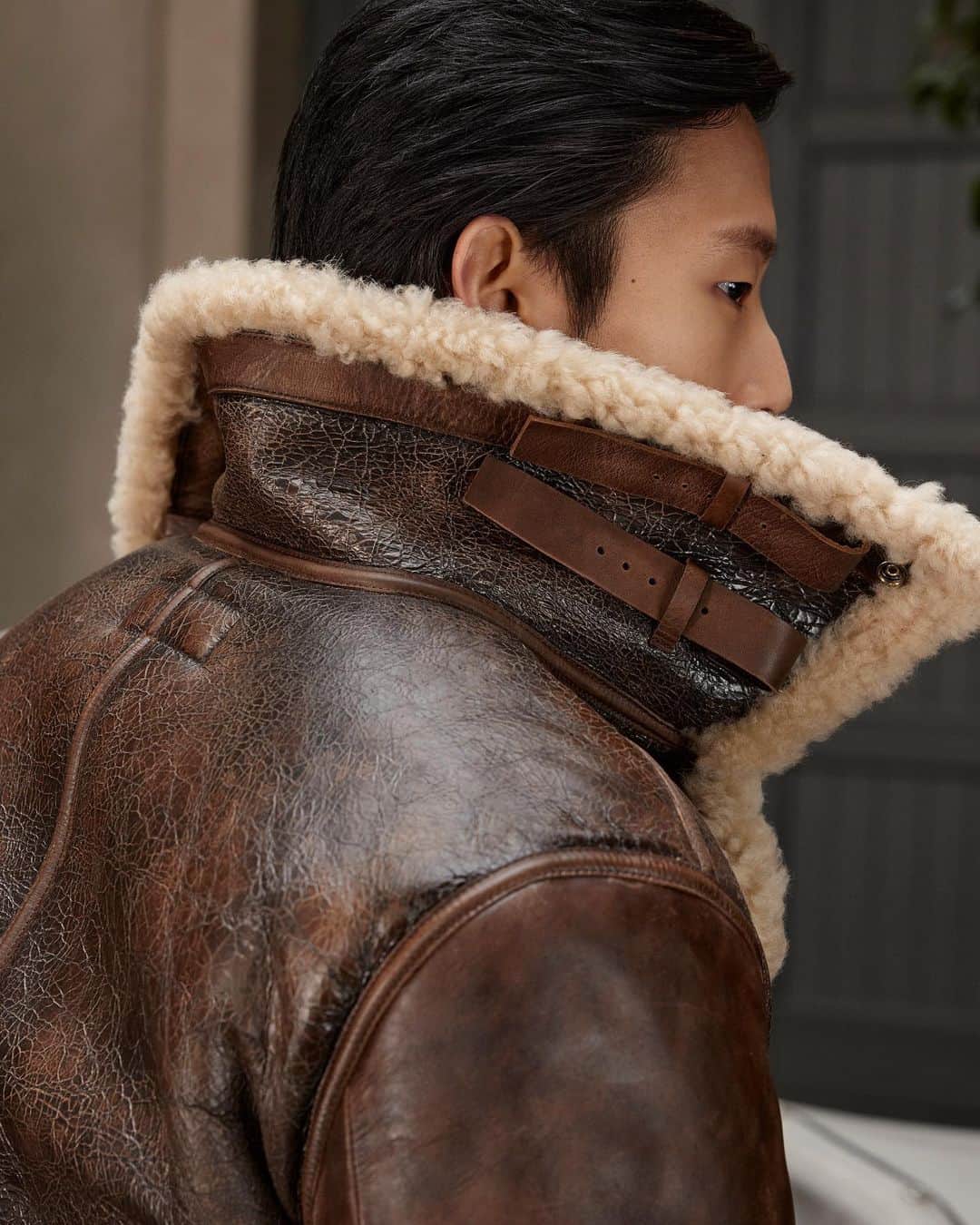 Ralph Laurenさんのインスタグラム写真 - (Ralph LaurenInstagram)「The #RLPurpleLabel Bexley.  Elements like shearling-lined sleeves and an exaggerated point collar refer to vintage authentic aviator jackets. True to Ralph Lauren’s love of making an iconic style his own, the jacket is made formal when styled with suit trousers and Glen plaid.  Discover Fall 2023 via the link in bio.」10月23日 0時04分 - ralphlauren