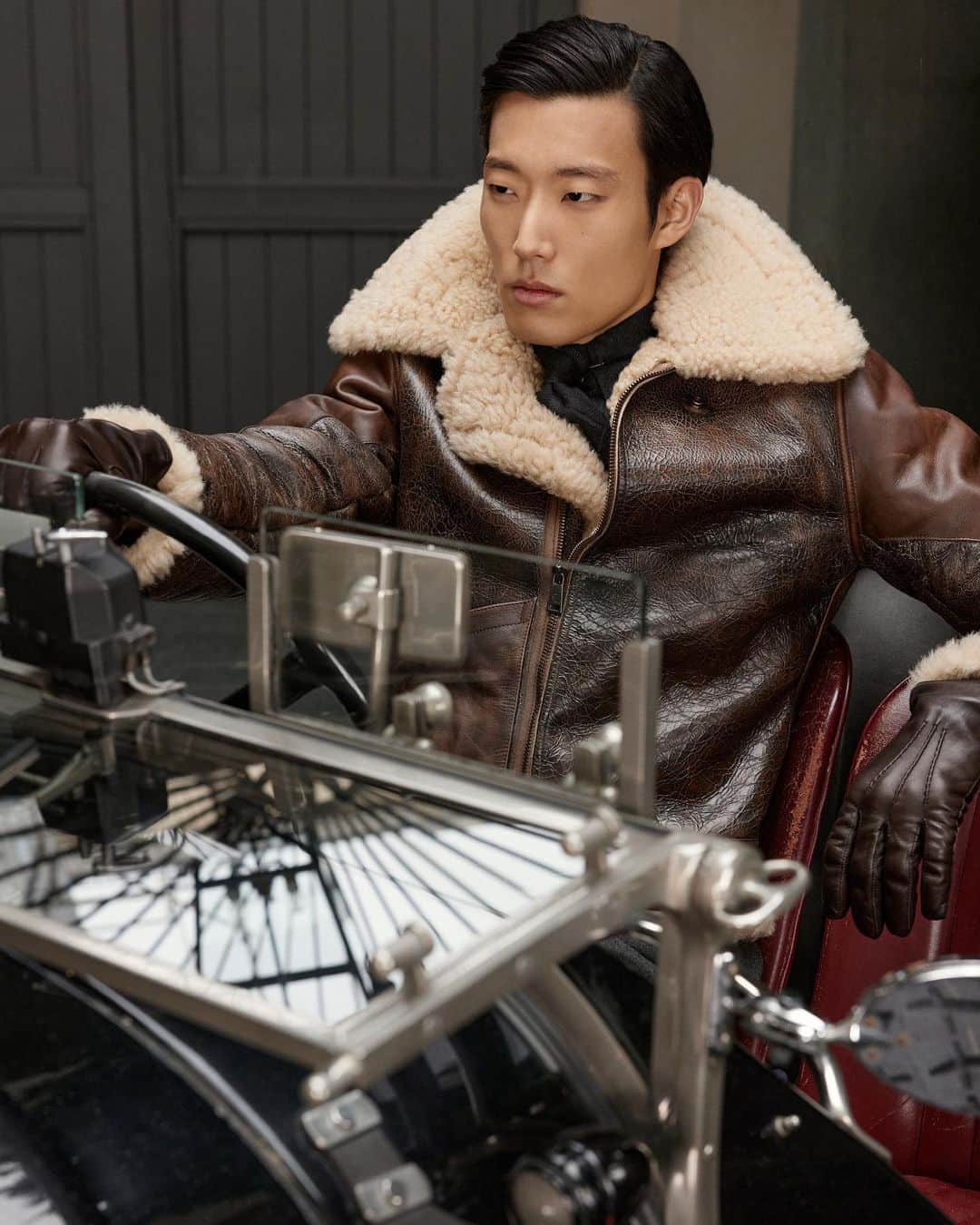のインスタグラム：「The #RLPurpleLabel Bexley.  Elements like shearling-lined sleeves and an exaggerated point collar refer to vintage authentic aviator jackets. True to Ralph Lauren’s love of making an iconic style his own, the jacket is made formal when styled with suit trousers and Glen plaid.  Discover Fall 2023 via the link in bio.」