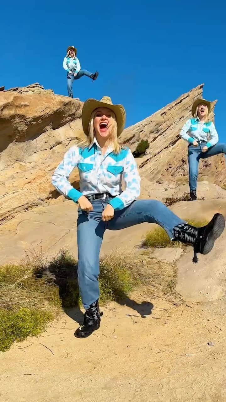 クロックスのインスタグラム：「Biiiig HOWDY, PARTNER energy  Tomorrow is Croc Day! Get your spurs spinnin’ with our limited edition Classic Croc Boot. Available tomorrow in select regions.」