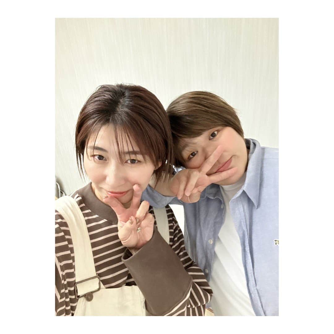 杉本美香さんのインスタグラム写真 - (杉本美香Instagram)「・ ・ 大友愛さんと戯れた時間は幸せな時間でした🤍  愛さんの、 たいして気を遣ってくれない感じと、 人を嫌な気持ちにさせないイジリと、 自然体すぎる空気感が めちゃくちゃ居心地良かったです🥰  『すーさん、ちっさ‼️ 台に乗って‼️』 と全部大友愛基準での発言は心地良かったぁ🫧  心の中では、 「いや、あなたが高いんよ‼️ 膝が曲がるんやからしゃがんでや‼️」 って思っていましたが、“先輩”ということで、 グッと言葉を飲み込みました🫢  急にスモークかかる携帯やし、 急に1人で撮ろうとするし、 急に変顔強要してくるし、 最高かよ❤️‍🔥  という、 めちゃくちゃ素敵で良い人なんですぅ〜✨  もうすぐにでも会いたい💫 ・ ・ #大友愛　さん #秋本愛　さん #愛基準は崩れない #芯がブレない人 #個人競技むいてるよー笑 #内転筋強力 #珈琲渡してると静か #カフェインオバケ #愛さんお誘いありがとう #感謝 #smile😊」10月23日 0時05分 - mika__sugimoto