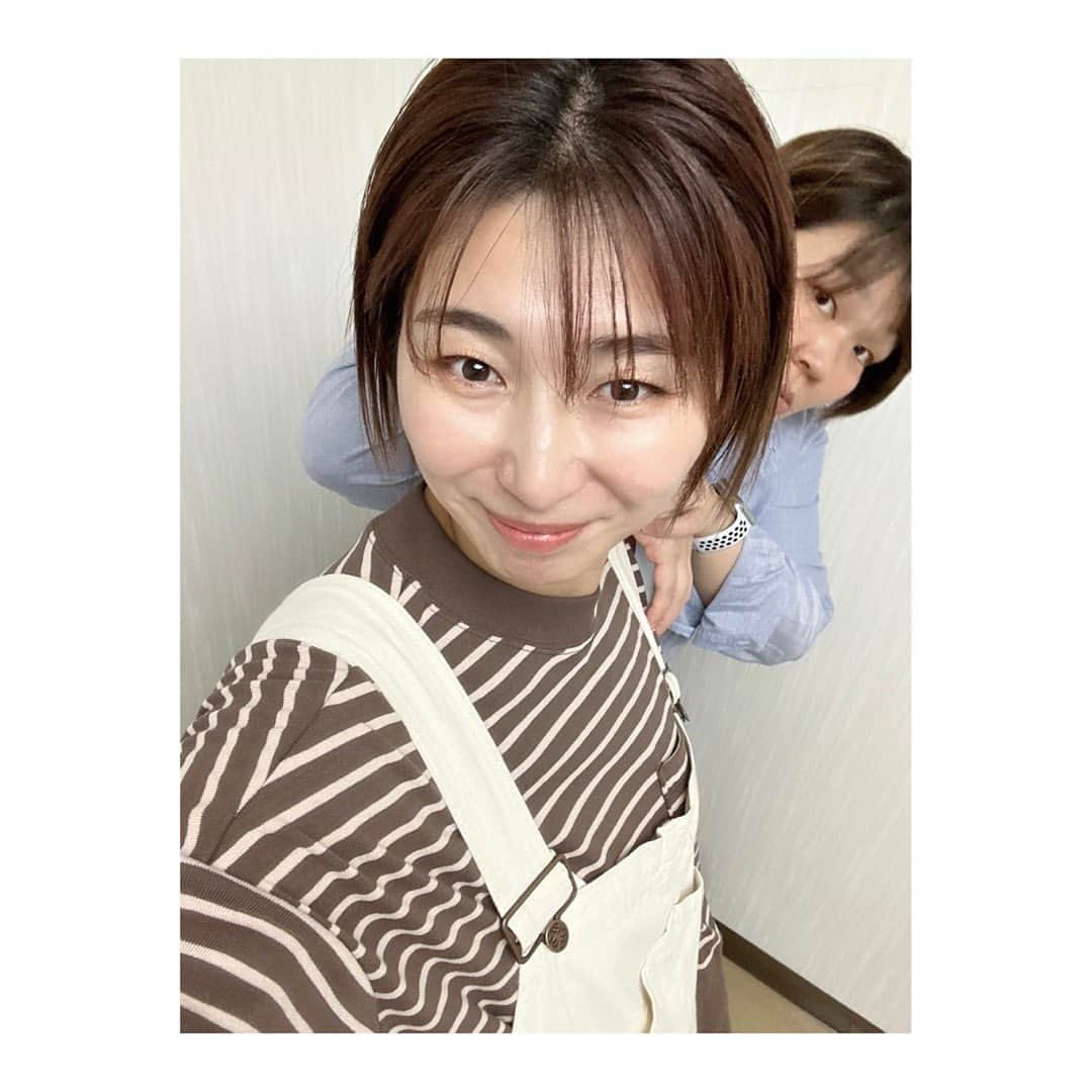 杉本美香さんのインスタグラム写真 - (杉本美香Instagram)「・ ・ 大友愛さんと戯れた時間は幸せな時間でした🤍  愛さんの、 たいして気を遣ってくれない感じと、 人を嫌な気持ちにさせないイジリと、 自然体すぎる空気感が めちゃくちゃ居心地良かったです🥰  『すーさん、ちっさ‼️ 台に乗って‼️』 と全部大友愛基準での発言は心地良かったぁ🫧  心の中では、 「いや、あなたが高いんよ‼️ 膝が曲がるんやからしゃがんでや‼️」 って思っていましたが、“先輩”ということで、 グッと言葉を飲み込みました🫢  急にスモークかかる携帯やし、 急に1人で撮ろうとするし、 急に変顔強要してくるし、 最高かよ❤️‍🔥  という、 めちゃくちゃ素敵で良い人なんですぅ〜✨  もうすぐにでも会いたい💫 ・ ・ #大友愛　さん #秋本愛　さん #愛基準は崩れない #芯がブレない人 #個人競技むいてるよー笑 #内転筋強力 #珈琲渡してると静か #カフェインオバケ #愛さんお誘いありがとう #感謝 #smile😊」10月23日 0時05分 - mika__sugimoto