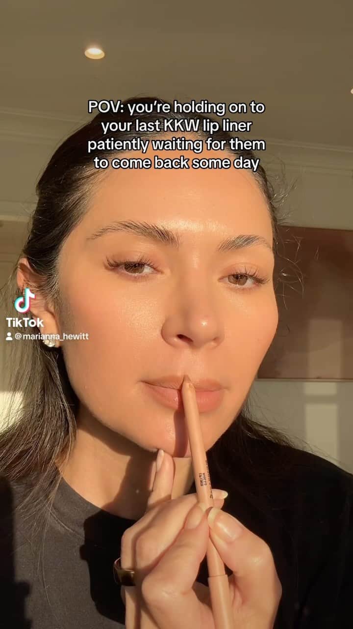 Marianna Hewittのインスタグラム：「KKW beauty lip liners were the best」