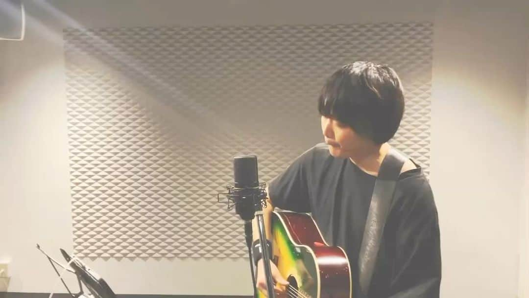 井上緑のインスタグラム：「#生きてることが辛いなら　#井上緑　#森山直太朗　#弾き語り　#acoustic  #acousticguitar」