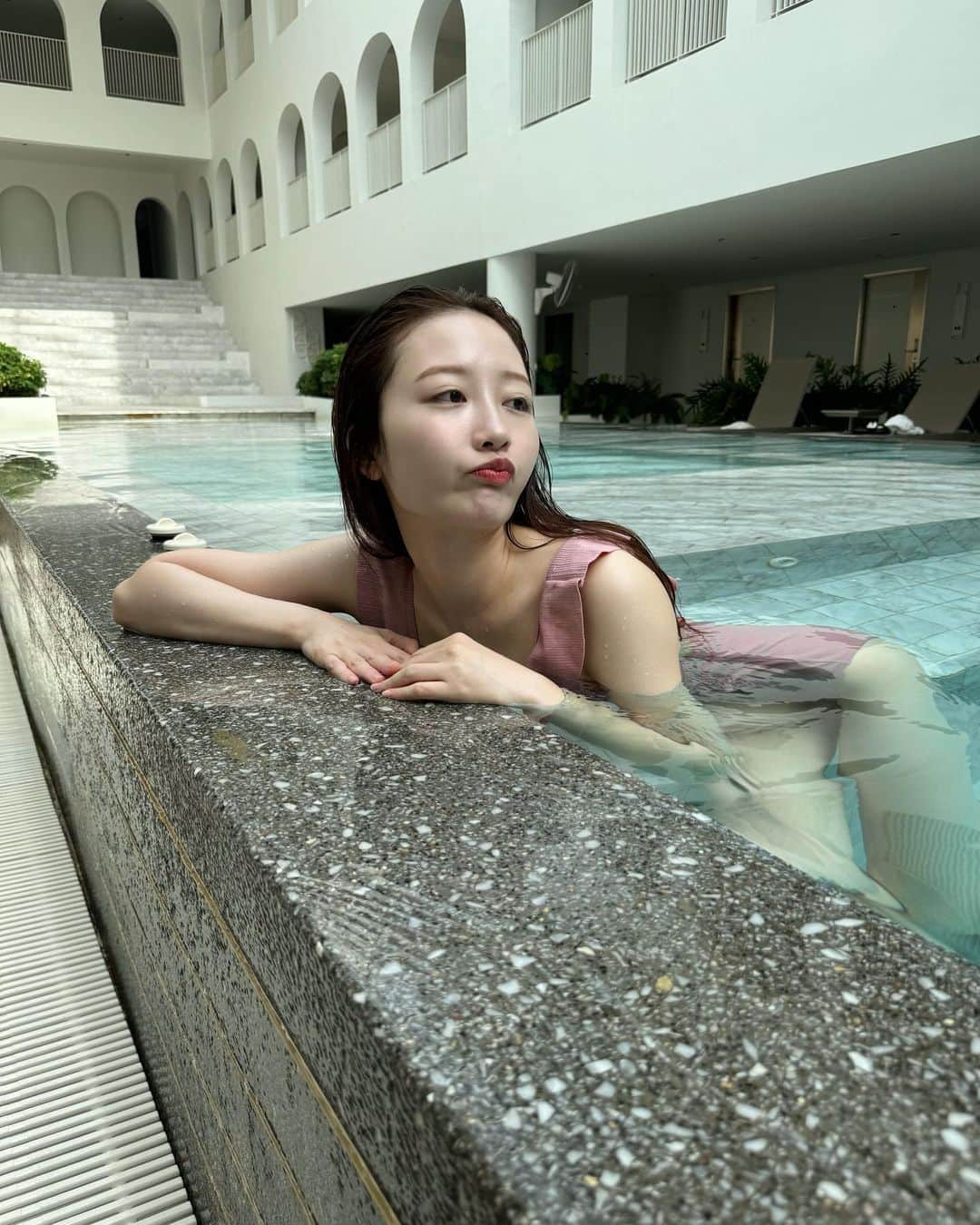 浦まゆのインスタグラム：「. 泳げないのがバレちゃうと申しております🐬」
