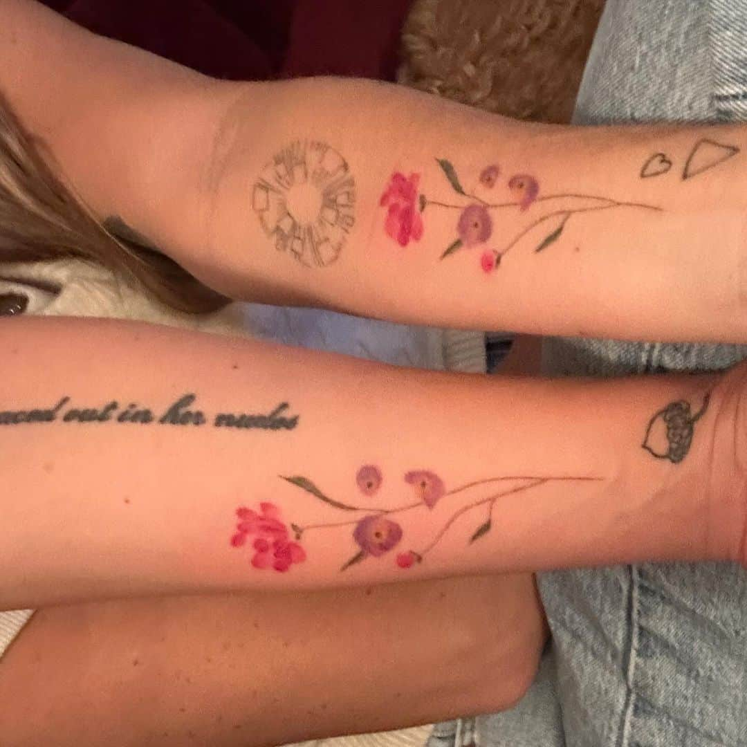 ビジー・フィリップスのインスタグラム：「Thank you so much @eva_tattooist for taking our beautiful Kategirl’s art and using your own exquisite talent to transform it into our new gorgeous tattoos✨ @chrissybchrissy and I love them so much and having this sweet reminder that she’s always with us means the world. 💐❤️」