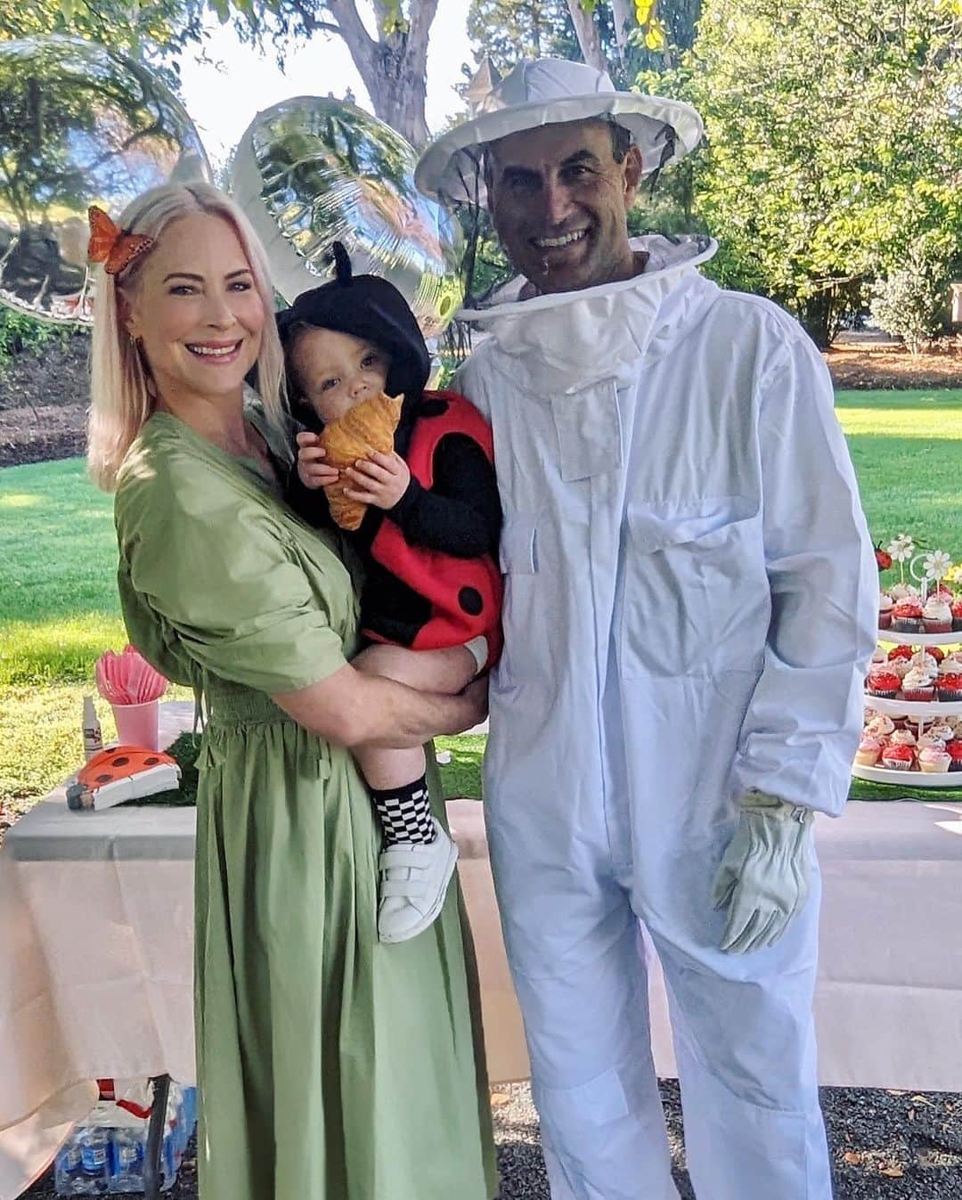 ブリタニー・ダニエルのインスタグラム：「Our Hope’s 2nd birthday celebration! Thank you to the most loving and supportive group of friends and family! You make living in Northern California feel like home. I truly can’t thank you all enough. Thank you @adam.touni for being the most caring, loving and supportive husband and dad. You went all in with your beekeeper costume. We love you and appreciate all you do for us. #gardenbugparty #bubbleguy」