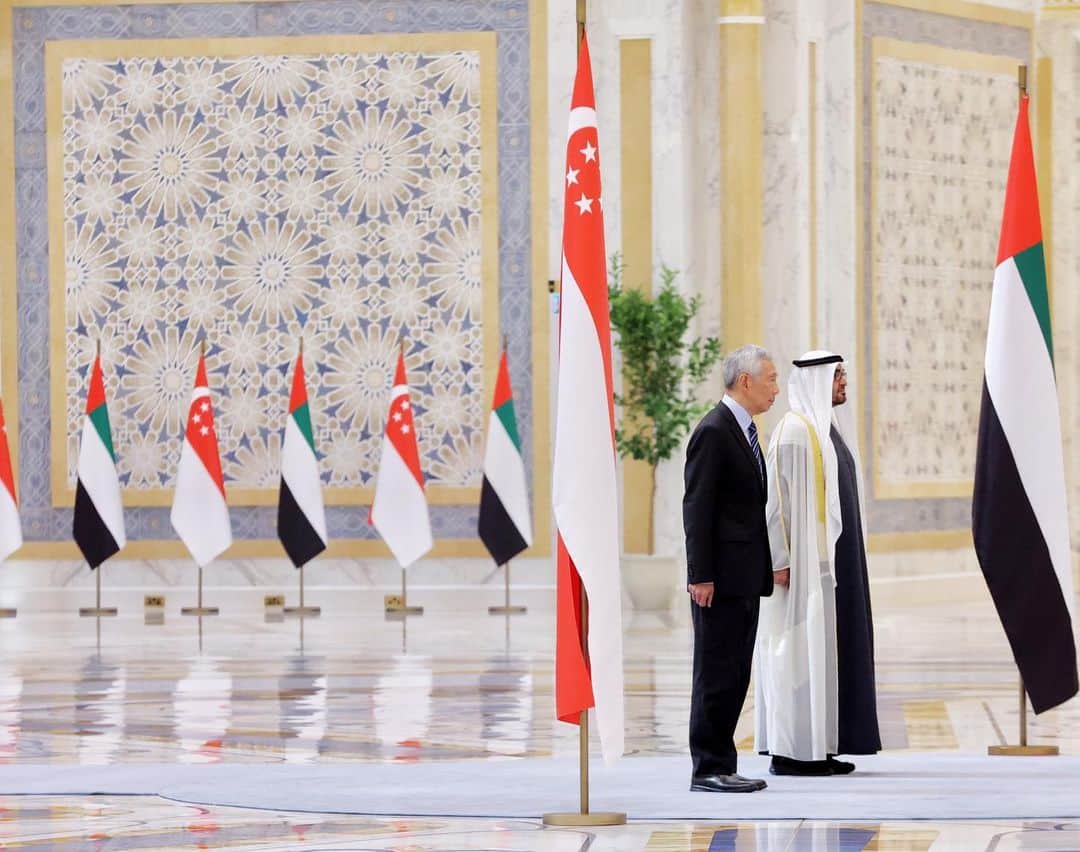 リー・シェンロンのインスタグラム：「Delighted to meet with UAE President and Ruler of Abu Dhabi His Highness Sheikh @mohamedbinzayed today! We last spoke on the sidelines of the G20 Summit in New Delhi in September.   We reaffirmed our excellent bilateral ties, as outlined in the Singapore-UAE Comprehensive Partnership signed in 2019 during the Ruler’s visit to Singapore. I invited UAE companies to do more in Singapore and agreed to deepen collaboration in key areas such as AI, the digital economy, energy, and sustainability. I also expressed support for the UAE’s chairmanship of COP-28. Given the urgency of climate change, we have to make substantial progress in global sustainability efforts.  As small states, Singapore and the UAE share interests in a rules-based world order and multilateralism. Look forward to growing our cooperation! 🇸🇬🇦🇪– LHL  (MCI Photos by Betty Chua)」