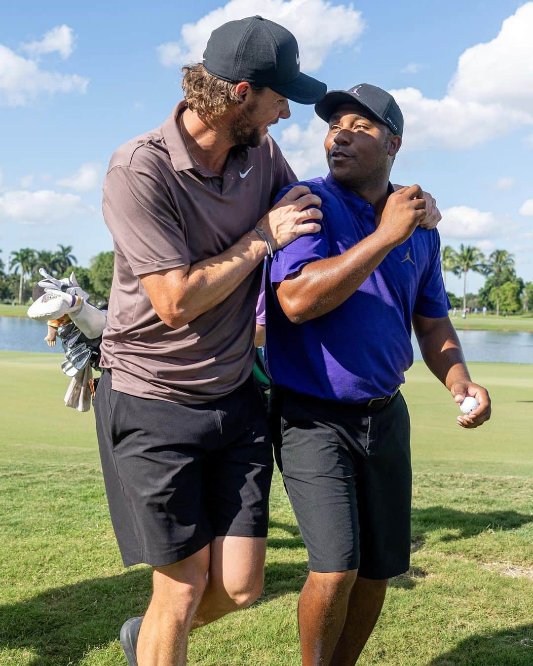 トーマス・ピーターズのインスタグラム：「Never a dull moment with my man @hv3_golf 😀📸  Was great to get the win yesterday, now one final @rangegoatsgc push today 👊」