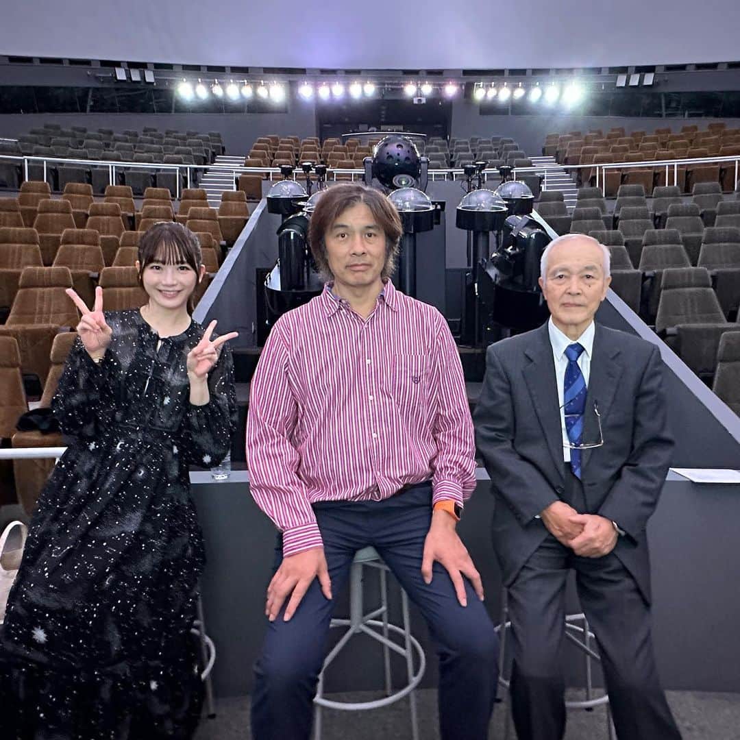 榎本麗美のインスタグラム：「【近代プラネタリウム誕生100年企画】  10/21は、近代プラネタリウムが誕生して100年の日でした🌠  そんな記念日に開催された 「メガスター大解剖！～ プラネタリウム はどうやってできているの？」in日立シビックセンター にて、司会を務めさせていただきました✨  日本のプラネタリウムの歴史に名を刻まれているお2人  ●MEGASTAR開発者の大平貴之 さんと、 ●師匠である元かわさき宙と緑の科学館 館長 若宮崇令さんの対談。  最後は若宮さんのお言葉に大感動😭深く深く私の心に刻み込まれました。  皆さん、プラネタリウムにぜひ遊びに行って下さいね！生解説がおすすめです☺️ そして、プラネタリウムを楽しんだ後は夜空を見上げて、本物の星の魅力を存分に味わってください🌌  星の美しさに感動したり、宇宙へのワクワクする気持ちに溢れたり✨ そして、その広大さに悩みなんか吹き飛んだり、今地球に生きている奇跡を感じたり、人との出会いに感謝したり、色んなことに想いを馳せてもらえたら嬉しいです☺️  #Planetarium100 #プラネタリウム100周年 #日立シビックセンター #星空案内人 #張り切って星座のワンピース」