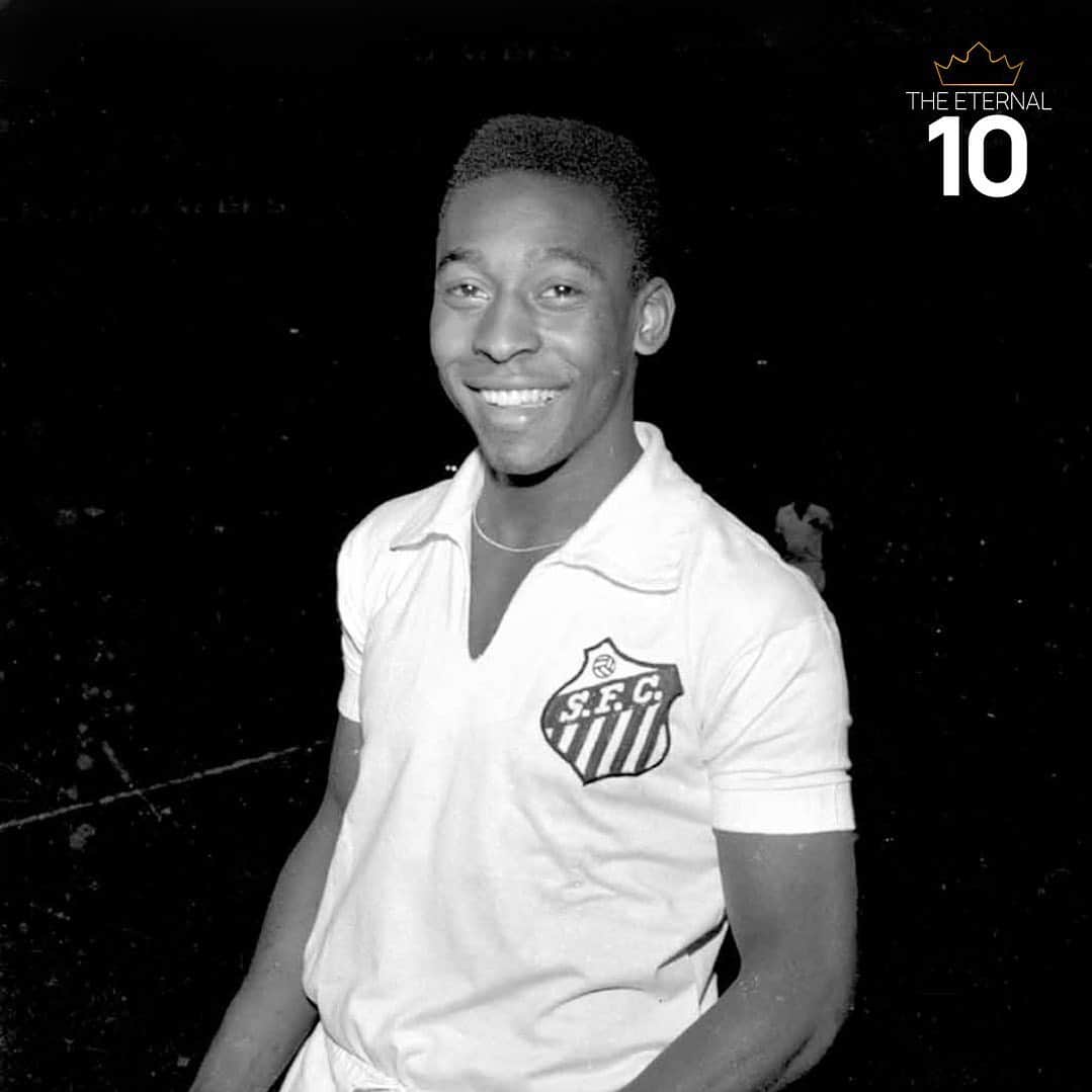 ペレのインスタグラム：「A primeira vez que Pelé foi forçado a voltar ao campo devido à insistência do público aconteceu em Lima, Peru, em 17 de janeiro de 1962. O Santos estava vencendo o Alianza por 5 a 1. No intervalo, o técnico Lula substituiu Pelé por Pagão, mas a torcida, insatisfeita por não ver o craque santista retornar com a equipe, começou a protestar e ameaçou invadir o campo. O juiz interrompeu o jogo e solicitou ao técnico Lula que trouxesse de volta o Rei Pelé, que substituiu Coutinho. . On January 17, 1962, during a match between Santos and Alianza in Lima, Peru, Pelé was forced to return to the field due to public insistence. At half-time, with Santos leading 5-1, coach Lula decided to replace Pelé with Pagão. However, the fans were not satisfied with not seeing their star player return to the field with the team and began to protest, threatening to invade the field. The referee interrupted the game and requested that coach Lula bring back Pelé. Consequently, he replaced Coutinho and returned to the field.」