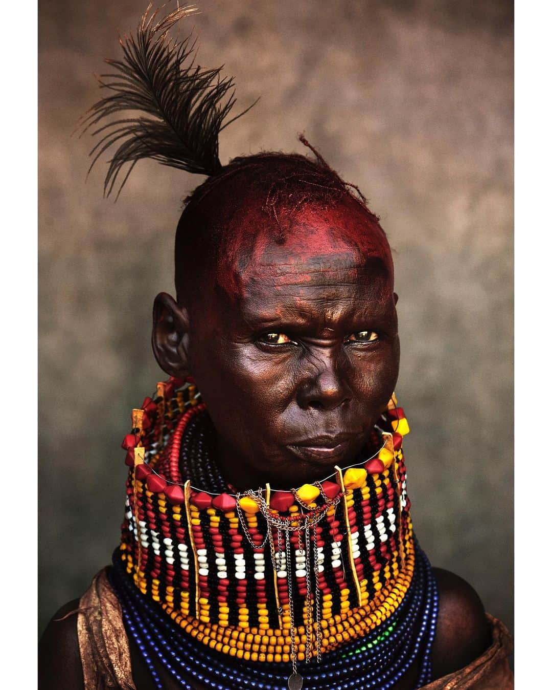 マリオ・テスティーノさんのインスタグラム写真 - (マリオ・テスティーノInstagram)「A BEAUTIFUL WORLD, TURKANA PEOPLE, KENYA Flying from one community to another in Kenya is fascinating as each keeps their traditions very strongly. The Turkana live in an arid and desolate area by the lake of the same name, which is a striking sight to witness. Their clothes and accessories are made from animal skin and decorated with colourful beads. It is amazing to see how, even if they do dress similarly, each has a very defined style of their own. _ Ir de una comunidad a otra en Kenia es fascinante ya que cada una mantiene sus tradiciones con mucha fuerza. Los Turkana viven en una zona árida y desolada junto al lago del mismo nombre, un espectáculo increíble de presenciar. Su ropa y accesorios están hechos de pieles de animales y decorados con cuentas de colores. Es sorprendente ver cómo, aunque visten de forma similar, cada una tiene un estilo propio muy definido.」10月23日 1時00分 - mariotestino