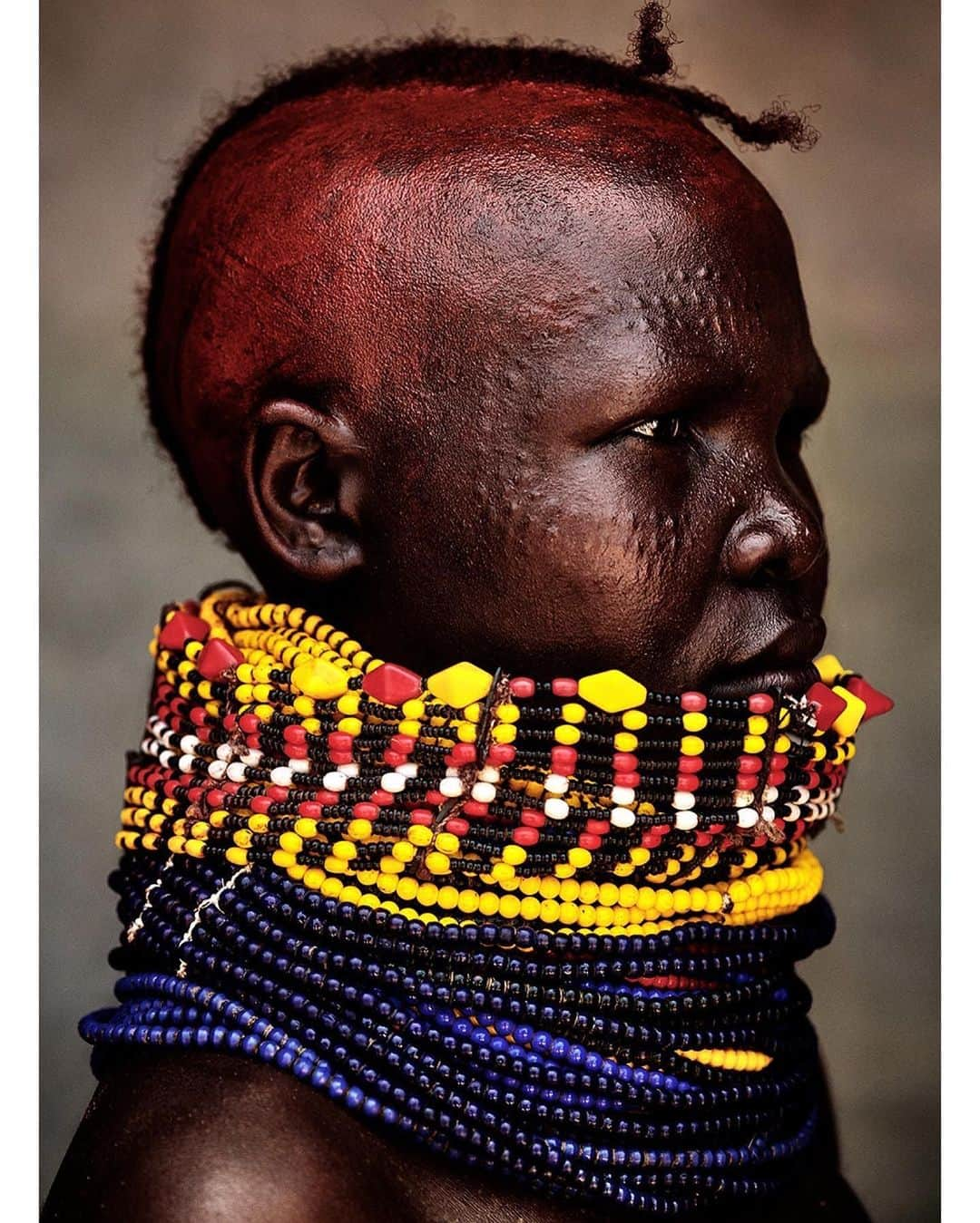 マリオ・テスティーノさんのインスタグラム写真 - (マリオ・テスティーノInstagram)「A BEAUTIFUL WORLD, TURKANA PEOPLE, KENYA Flying from one community to another in Kenya is fascinating as each keeps their traditions very strongly. The Turkana live in an arid and desolate area by the lake of the same name, which is a striking sight to witness. Their clothes and accessories are made from animal skin and decorated with colourful beads. It is amazing to see how, even if they do dress similarly, each has a very defined style of their own. _ Ir de una comunidad a otra en Kenia es fascinante ya que cada una mantiene sus tradiciones con mucha fuerza. Los Turkana viven en una zona árida y desolada junto al lago del mismo nombre, un espectáculo increíble de presenciar. Su ropa y accesorios están hechos de pieles de animales y decorados con cuentas de colores. Es sorprendente ver cómo, aunque visten de forma similar, cada una tiene un estilo propio muy definido.」10月23日 1時00分 - mariotestino