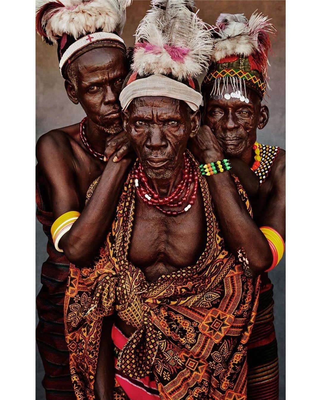 マリオ・テスティーノさんのインスタグラム写真 - (マリオ・テスティーノInstagram)「A BEAUTIFUL WORLD, TURKANA PEOPLE, KENYA Flying from one community to another in Kenya is fascinating as each keeps their traditions very strongly. The Turkana live in an arid and desolate area by the lake of the same name, which is a striking sight to witness. Their clothes and accessories are made from animal skin and decorated with colourful beads. It is amazing to see how, even if they do dress similarly, each has a very defined style of their own. _ Ir de una comunidad a otra en Kenia es fascinante ya que cada una mantiene sus tradiciones con mucha fuerza. Los Turkana viven en una zona árida y desolada junto al lago del mismo nombre, un espectáculo increíble de presenciar. Su ropa y accesorios están hechos de pieles de animales y decorados con cuentas de colores. Es sorprendente ver cómo, aunque visten de forma similar, cada una tiene un estilo propio muy definido.」10月23日 1時00分 - mariotestino