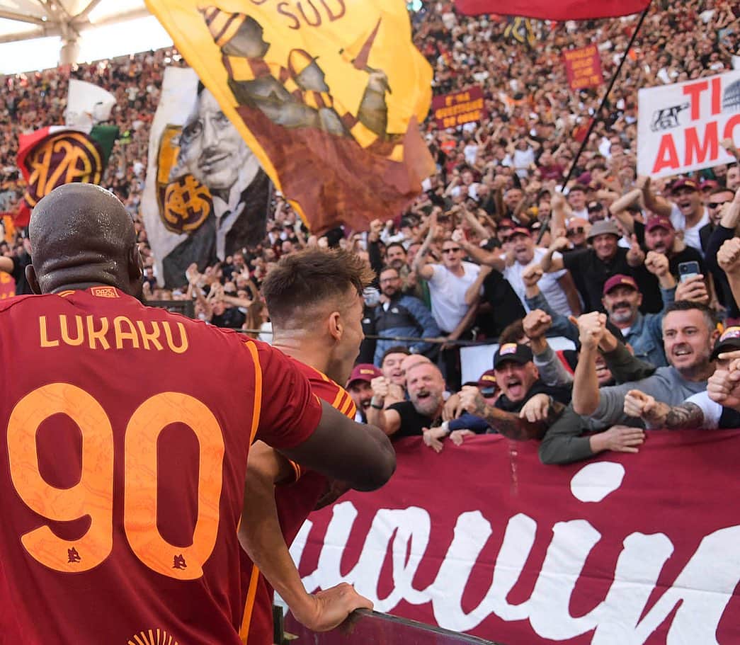のインスタグラム：「Ogni parola è superflua, Grazie ROMA !!  Vivo per questo 🙏🏼❤️⚽️」