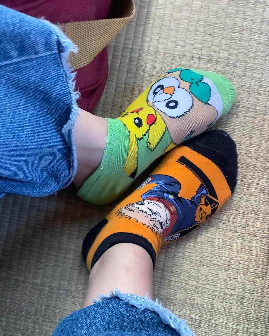 タテジマヨーコのインスタグラム：「タンスのシールを横目にふたつ かっこが悪い体がひとつ」