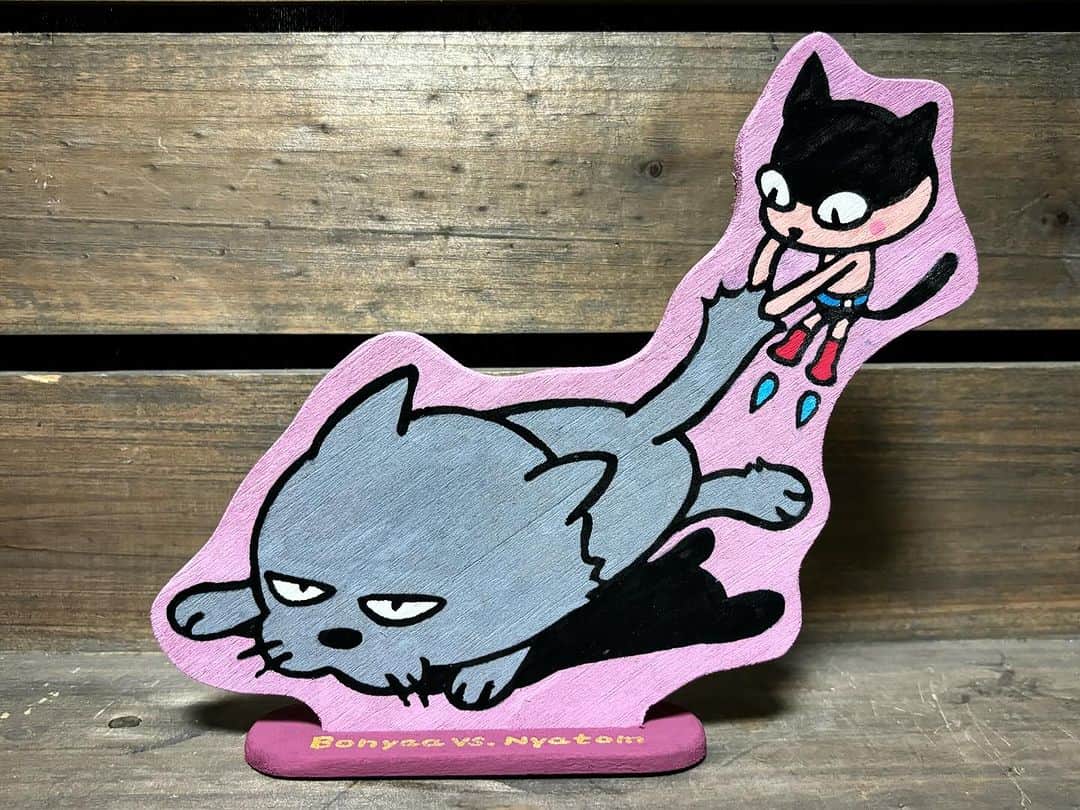 kerokerokingdxのインスタグラム：「さてコニャルト兄さんが伏せってる時に 弟のニャトムは何をしてたかというと… 闘ってました…相手は強敵ボニャーです！ その勇姿もモクスタになりました！ 横幅約20cmの迫力サイズ！ いよいよ金曜日から始まる ＃キチムシ で！」