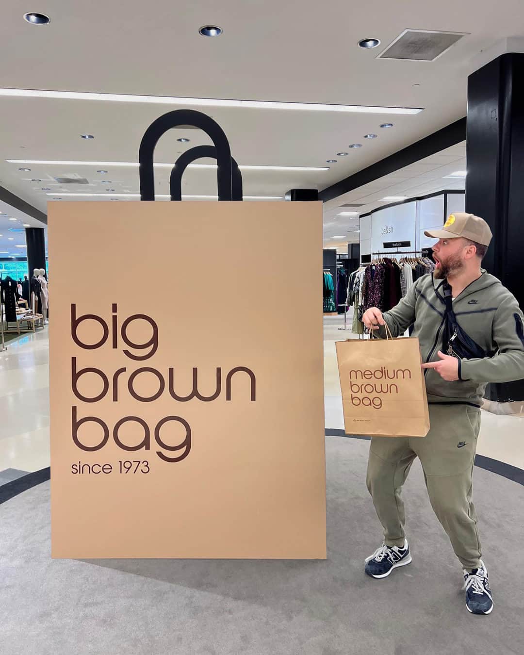 Bloomingdale'sさんのインスタグラム写真 - (Bloomingdale'sInstagram)「BIG love for the Big Brown Bag! From 59th Street to Florence, we had so much fun seeing your shopping bags out in the wild this season. Keep sharing the love by using #bloomingdales or @bloomingdales 🤎」10月23日 1時01分 - bloomingdales