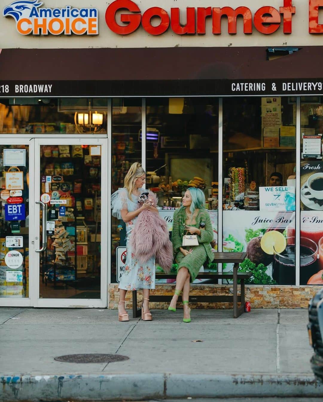 Blonde Saladさんのインスタグラム写真 - (Blonde SaladInstagram)「Some good street style inspo ✨🌆  📸 Launchmetrics / Spotlight   #StreetStyle #FW23 #NY #mfw #bags #TheBlondeSalad」10月23日 0時31分 - theblondesalad