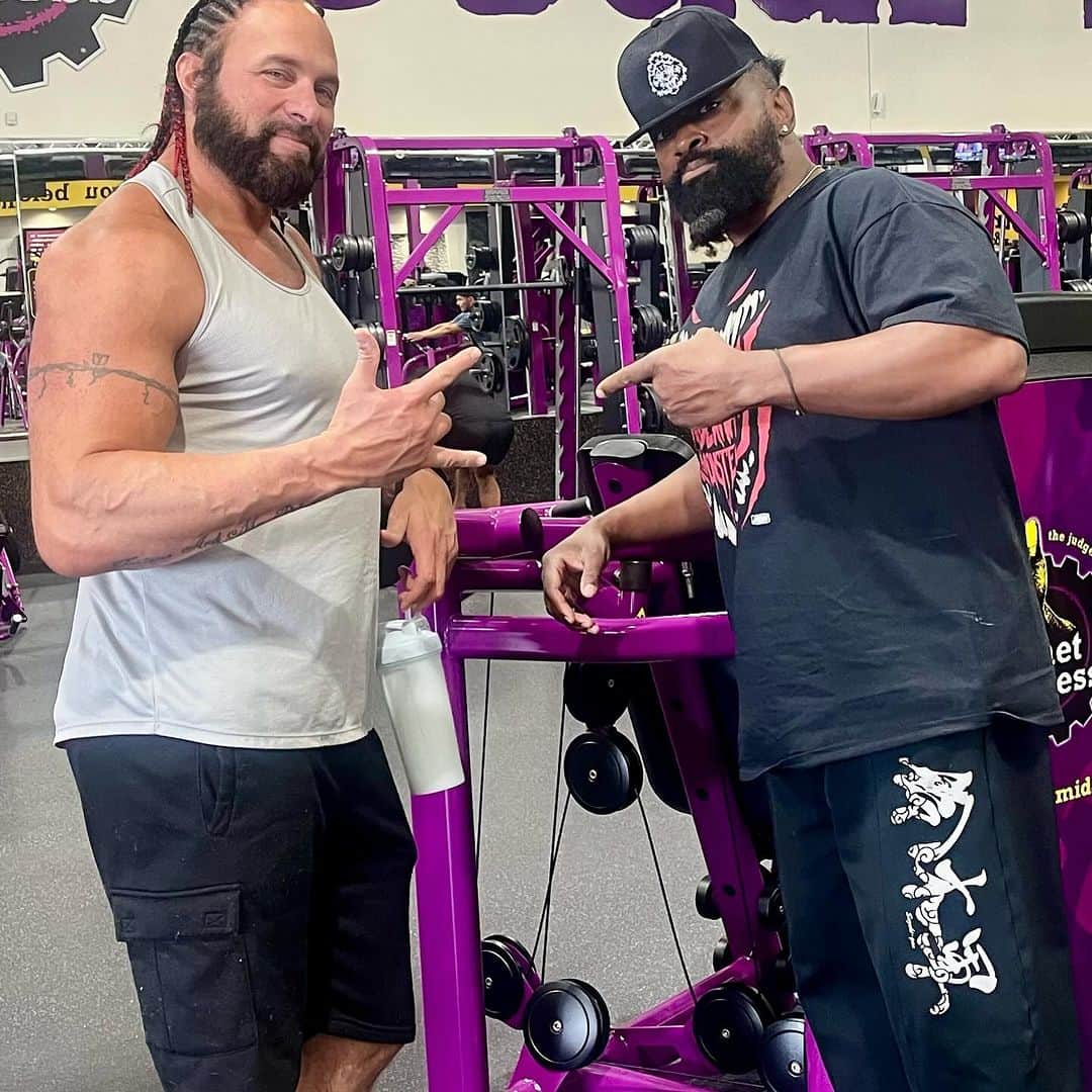 ランス・アーチャーのインスタグラム：「God puts a few ppl in your life that aren’t born into your family but become stronger than family and therefore ARE your family!  Blessed to see my Brother from another Mother! THE Alpha Male #MontyBrown」