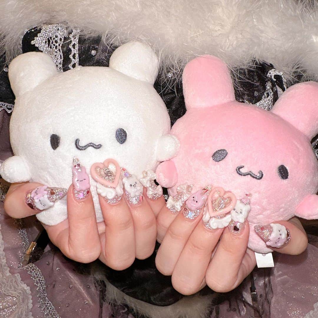 のインスタグラム：「らぶいーずネイル💗💗 すもっぴとぴょんちーいっぱいで超可愛いよ〜 ぬいぐるみ届いてご機嫌です꒰ 🎀ơ ̫ ơ ꒱و  #らぶいーず #ネイル #nail #nailart #痛ネイル」