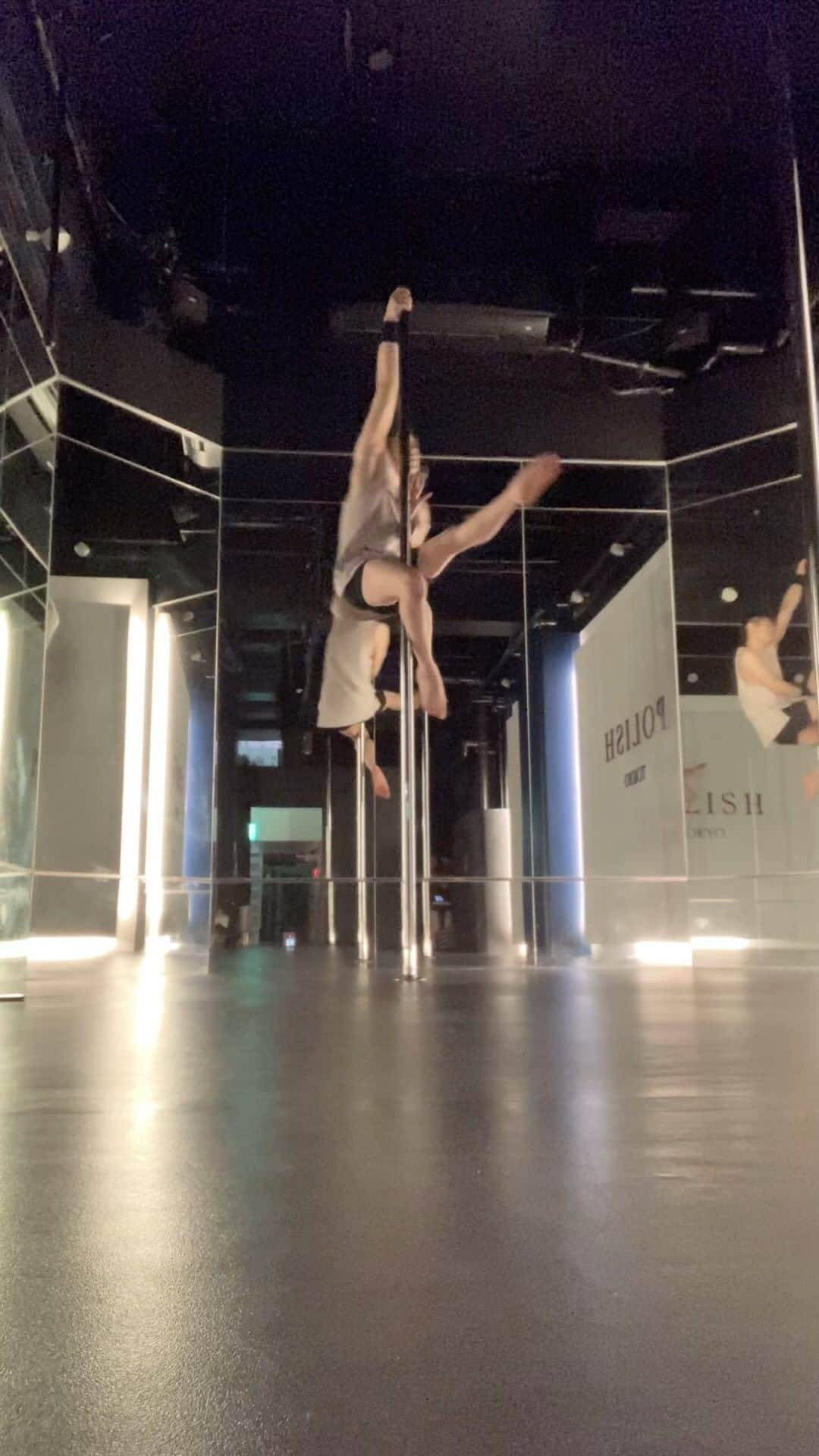 NISHIOのインスタグラム：「Inspired by @jadestrugnellpole 🙏✨ . . . . . #dance #dancer #performance #performer #polemove #pdspincombo #poledancemotivation #polelove #spinning #poletrickoftheday #pdcombo #pdtrick #noa #pop #japan #japanese #tokyo #東京 #roppongi #六本木 #polish #ポールダンス #poledance #ダンス #トレーニング #ポールダンサー #ポールダンス初心者 #carnival #burlesque #cabaret」