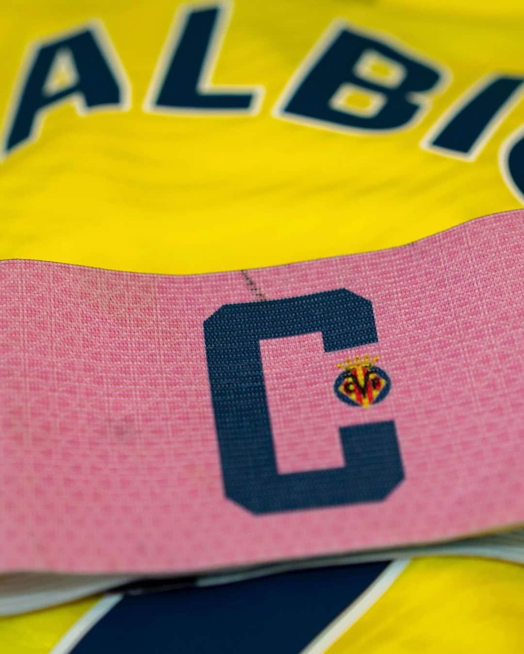 ビジャレアルCFのインスタグラム：「El especial brazalete que lucirá @raulalbiol33 en el #VillarrealAlavés 🎀」