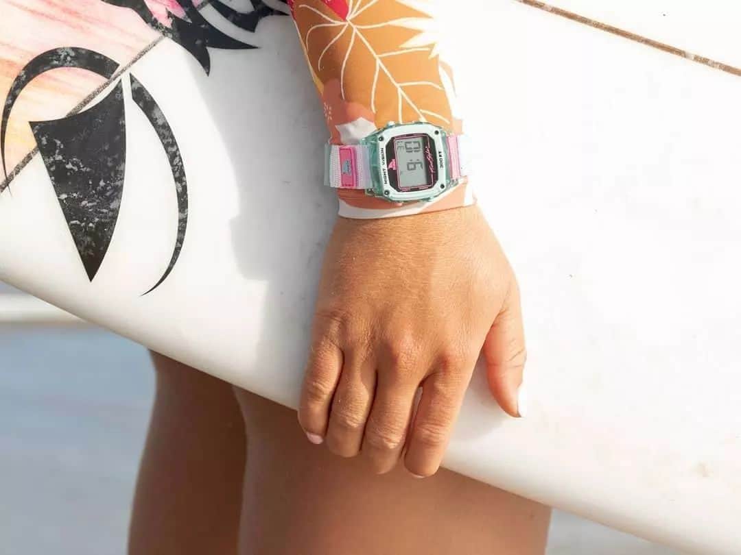 のインスタグラム：「Shredding waves with pro surfer @caroline_markss in her signature Clear Blue Sky #sharkwatch from @freestylewatches! This classic coastal design flies off our shelves. The colorful retro vibes make it the perfect timepiece for champs catching waves. Too rad to keep in stock! 🏄‍♀️⚡🤙🌊   🦈: #sharkwatch Clear Blue Sky  📷: @cienalennon x @caroline_markss  _ #myfreestylewatch #surfinglife #watchlover #digitalwatch #surflife #surfergirl #stylish #beachlife #oceanside #beachtrip」