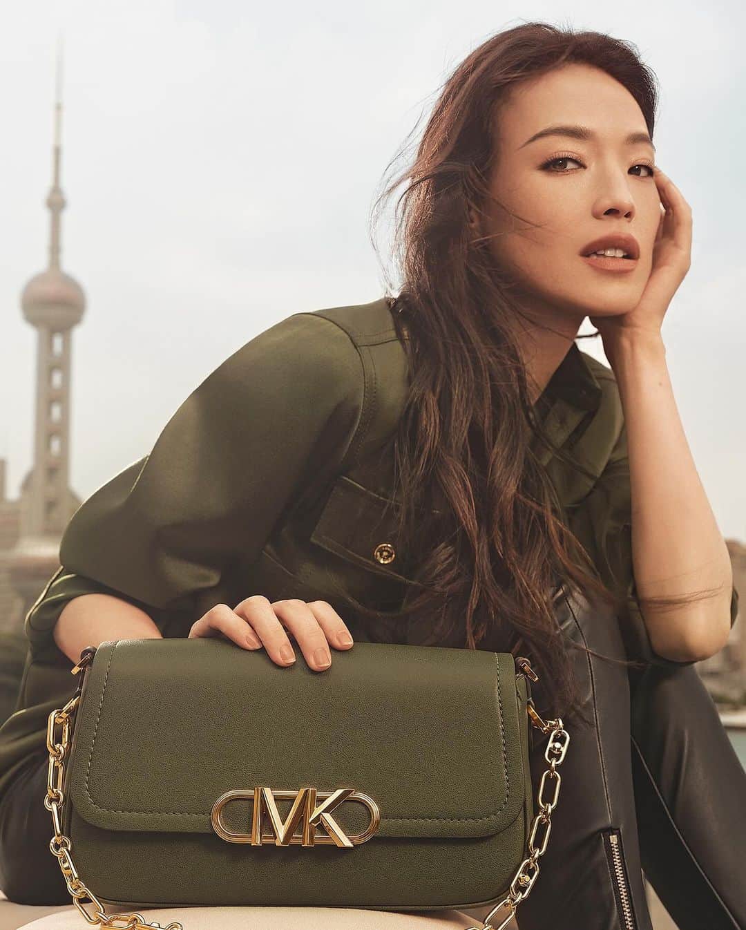 マイケルコースのインスタグラム：「Actress and Global Brand Ambassador Shu Qui (@sqwhat) showcases our Parker shoulder bag in the must-have shade of green in Shanghai. #MichaelKors  Photographed by @_NickYang3」