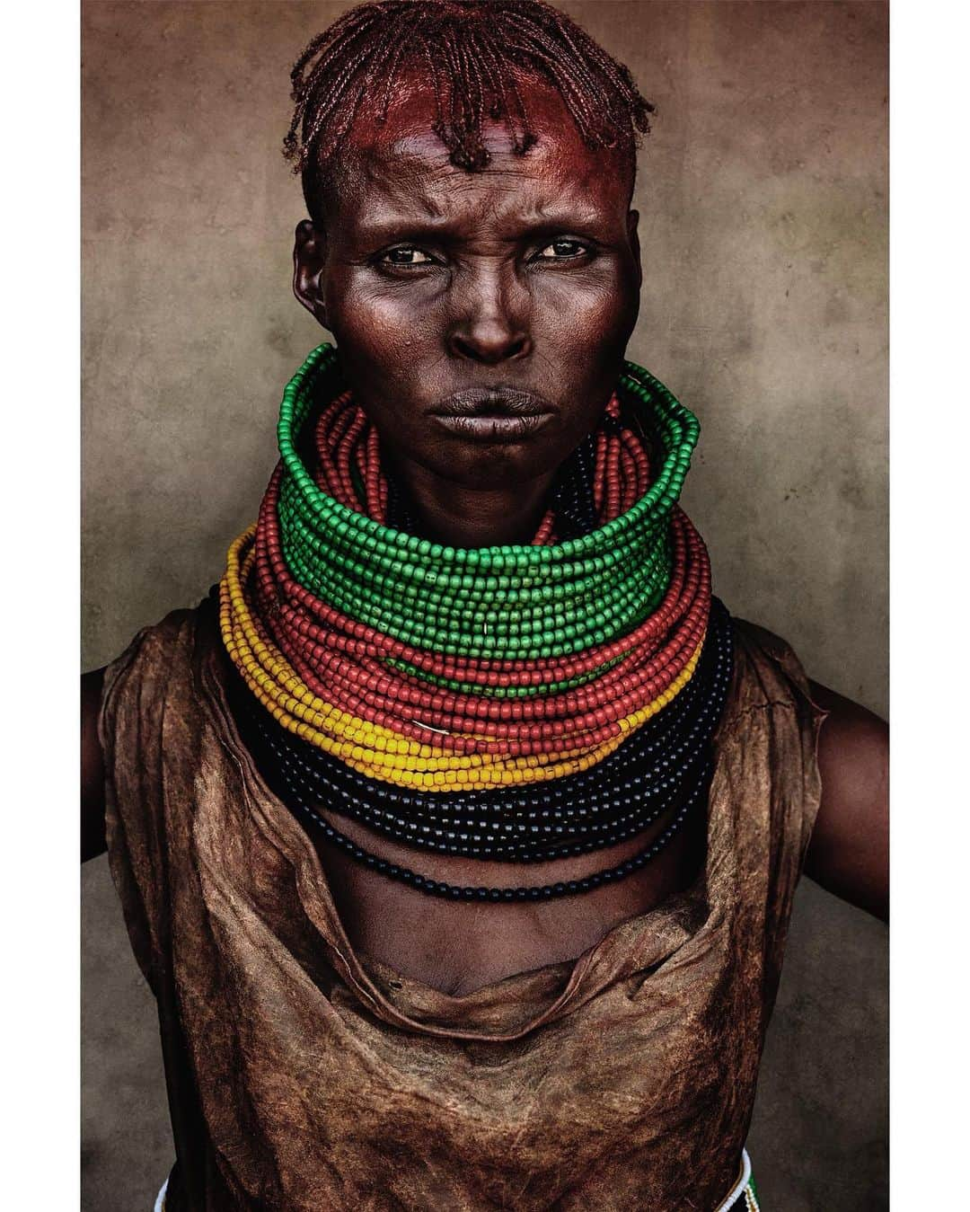 マリオ・テスティーノのインスタグラム：「A BEAUTIFUL WORLD, TURKANA PEOPLE, KENYA Flying from one community to another in Kenya is fascinating as each keeps their traditions very strongly. The Turkana live in an arid and desolate area by the lake of the same name, which is a striking sight to witness. Their clothes and accessories are made from animal skin and decorated with colourful beads. It is amazing to see how, even if they do dress similarly, each has a very defined style of their own. _ Ir de una comunidad a otra en Kenia es fascinante ya que cada una mantiene sus tradiciones con mucha fuerza. Los Turkana viven en una zona árida y desolada junto al lago del mismo nombre, un espectáculo increíble de presenciar. Su ropa y accesorios están hechos de pieles de animales y decorados con cuentas de colores. Es sorprendente ver cómo, aunque visten de forma similar, cada una tiene un estilo propio muy definido.」