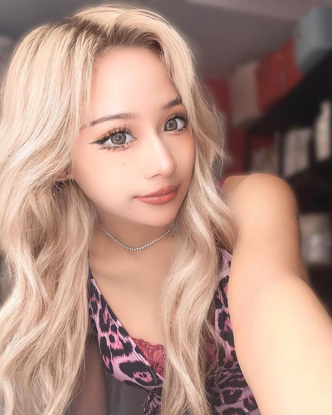 彩のインスタグラム：「ロングかショートどっち派？💭💭  ・ ・ ・  #thepink #pink #ザピンク #大阪クラブ #大阪 #ミナミ #nightclub #クラブ #ダンサー#キャバ嬢 #hiphop #music #dj #selfie #自撮り #instagood #instalike #like #instagram #followｍe  ・ ・ ・  ●ピンクダンサーズ【10期生】応募受付スタート！ ダンス未経験者大歓迎‼︎ 『楽しいが仕事になる』  ※ダンサー1日体験入店制度開始！ 興味はあるけどいきなり入店はちょっと…という方に朗報‼︎ 1日３時間で体験入店料支給。衣装貸出可。  ●社員・アルバイトも随時募集中！  こちらからお気軽にDMにてご応募ください！ @genya_thepink」