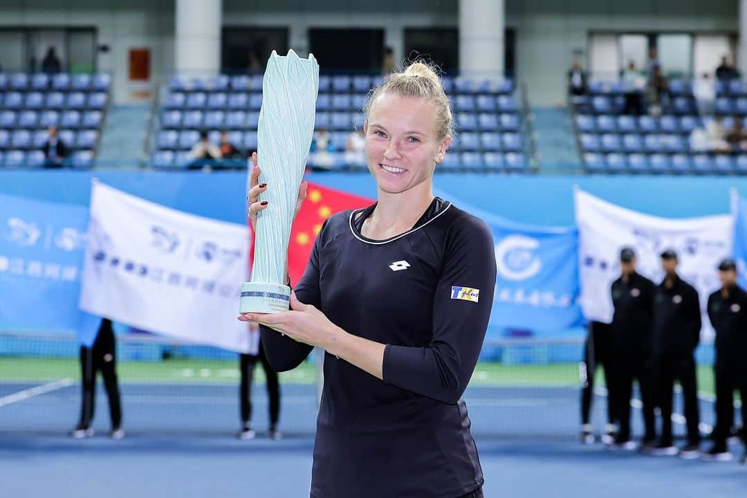 カテリナ・シニアコバのインスタグラム：「5th singles trophy 🏆☺️ Happy with my performance this tournament and thank you for your support 💪🏻🙌🏻」