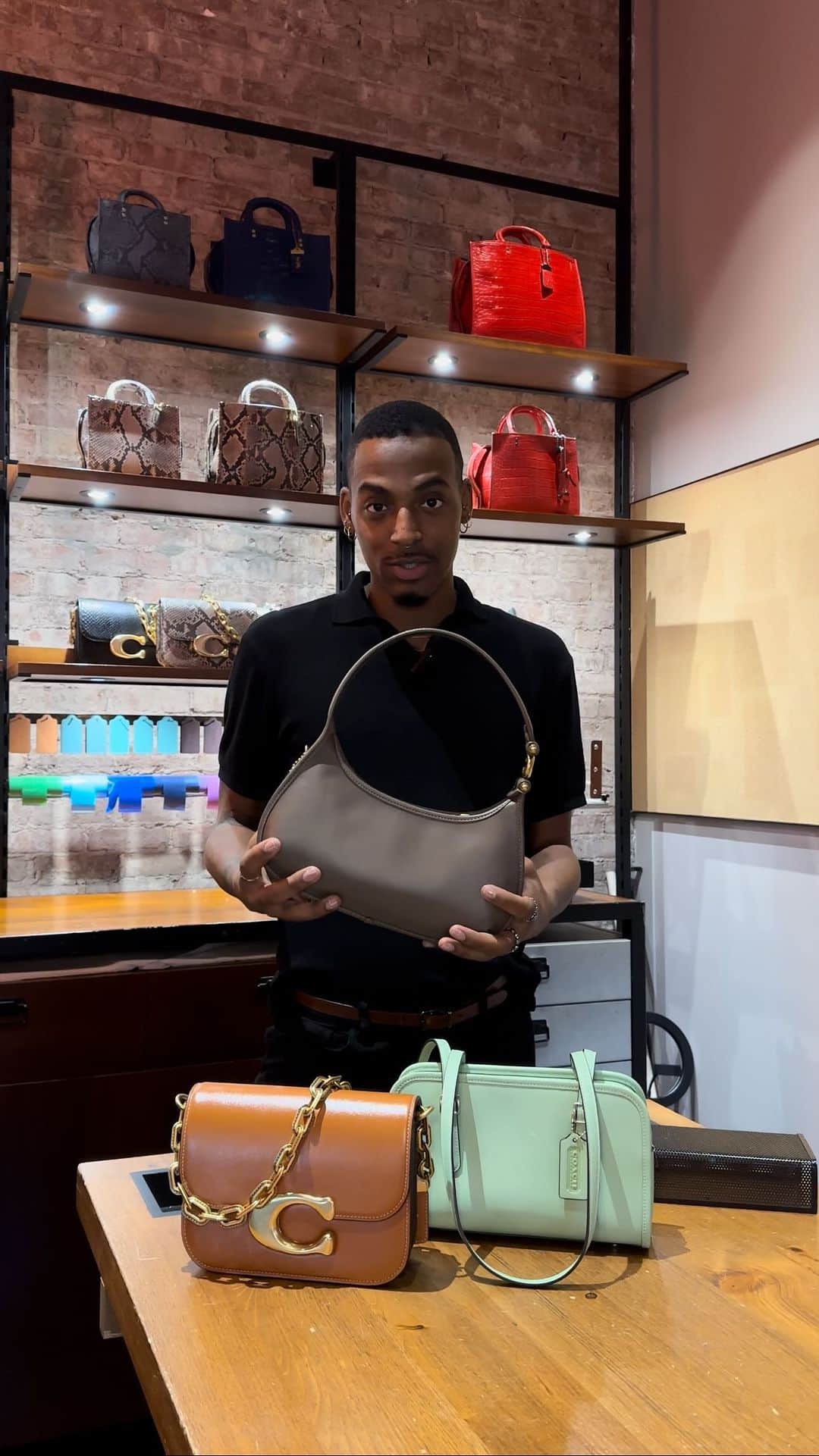 コーチのインスタグラム：「Who’s in need of a new bag this Fall?! 🍂 You can’t go wrong with one of our new shoulder bags. All three are the perfect addition to any Fall outfit. #CoachNY #EveShoulderBag #SwingZipBag #IdolBag #FallFashion」