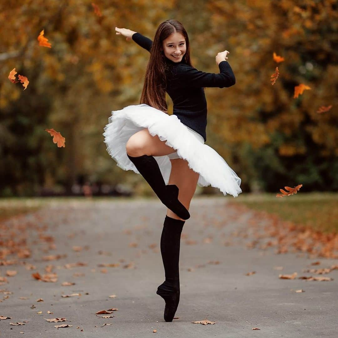 Ballet Is A WorldWide Languageのインスタグラム：「Gorgeous @nadja_majzlan by @fotosandra 🍂  #nadjamajzlan #worldwideballet #sandrabencicovaphotography 🫶🏻✨」