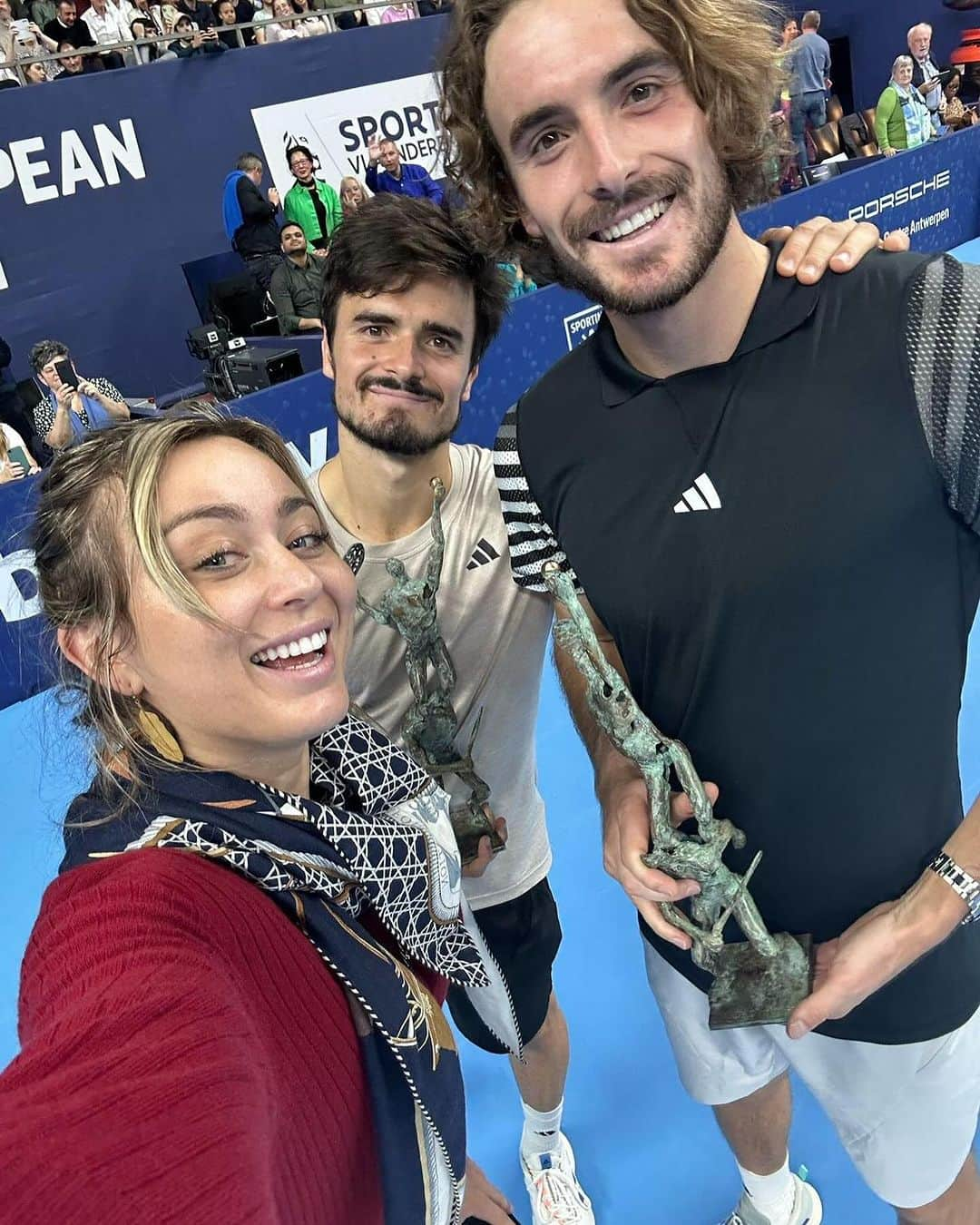 ステファノス・シチパスのインスタグラム：「Spending time with family on and off the court is priceless.  📸 @paulabadosa @europeantennisopen」