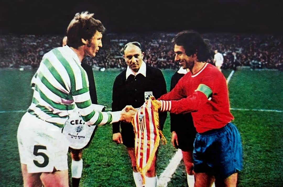 アトレティコ・マドリードのインスタグラム：「🔴🔵🔴 Cincuenta temporadas después, vestiremos nuevamente de rojo y azul en Celtic Park este miércoles en el partido de @ChampionsLeague, como nuestros héroes de Glasgow.  -  🔴🔵🔴 Fifty seasons on, we will be wearing red & blue again at Celtic Park this Wednesday in the @ChampionsLeague match, just like our Glasgow heroes.」