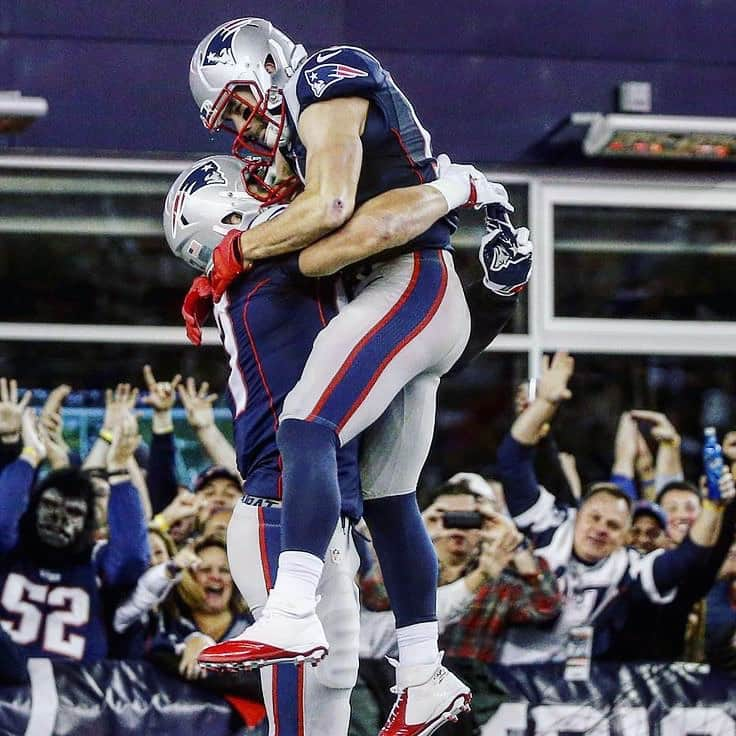 ジュリアン・エデルマンさんのインスタグラム写真 - (ジュリアン・エデルマンInstagram)「Everyone please wish my guy Robby G, Beast Mode, the GRONK a happy holiday. #NationalTightEndDay @gronk」10月23日 0時59分 - edelman11