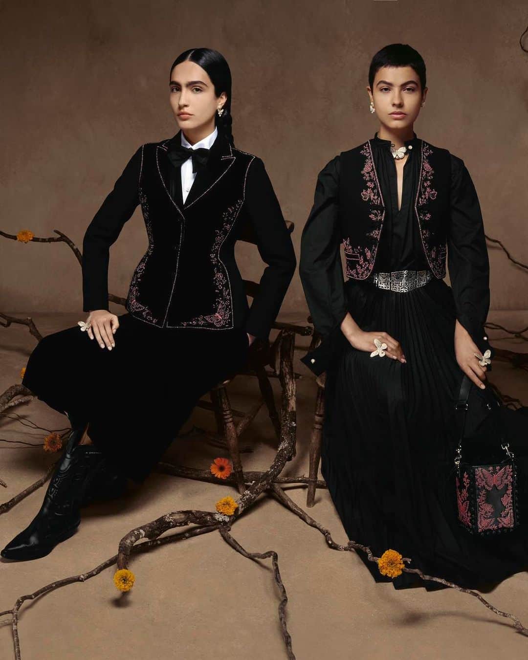 のインスタグラム：「In the Mexico-inspired #DiorCruise 2024 collection, designed by @MariaGraziaChiuri, each piece hones in on her incorporation of masculine tailoring into purely feminine expressions. Pieces such as the tactile velvet #DiorBarJacket paired with flowing pleated skirts, and the contemporary takes on shawl-collar tuxedos and gray herringbone three-piece suits, illustrate this balance. Interspersed throughout, butterfly motifs stand as symbolic emblems, adorning an array of ensembles and signature bags. Visit our website to explore more. © @BrigitteNiedermairStudio」