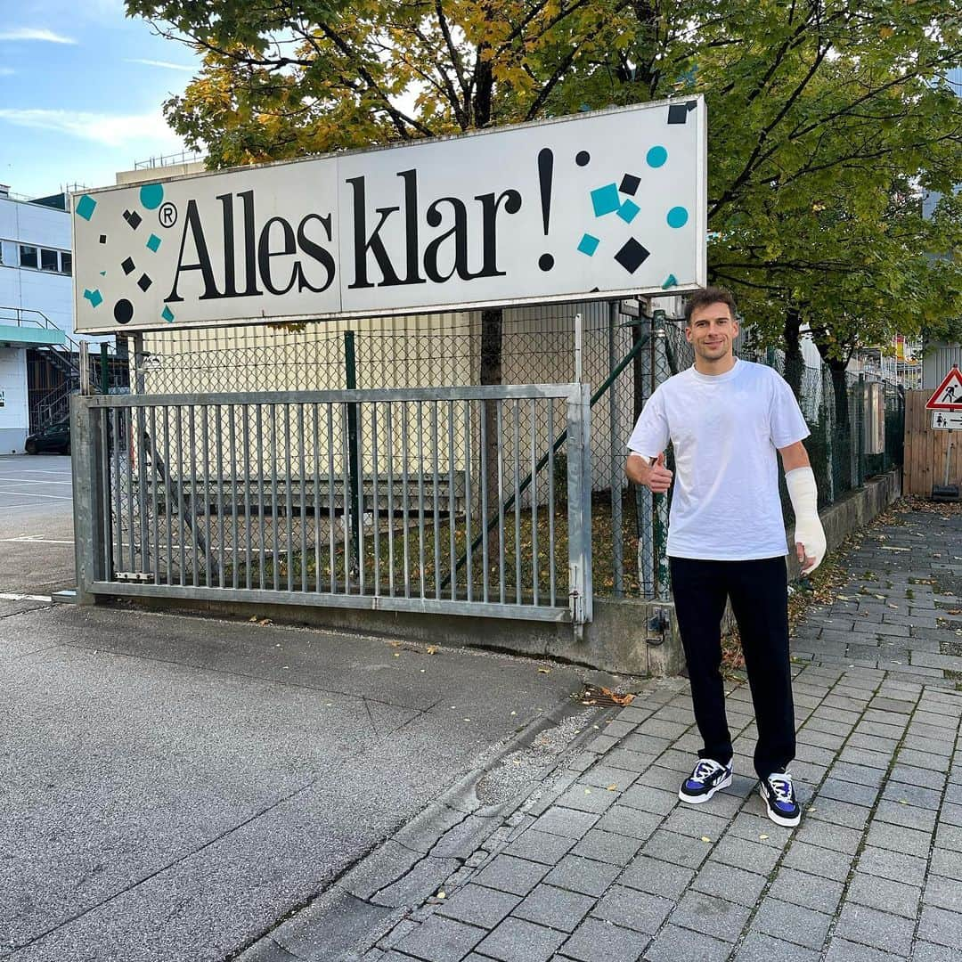 レオン・ゴレツカのインスタグラム：「Passendes Schild vor der Klinik 👍🏼 vielen Dank für eure Nachrichten und Genesungswünsche 🙏🏻 guter Dinge schnell wieder dabei sein zu können 💪🏼」