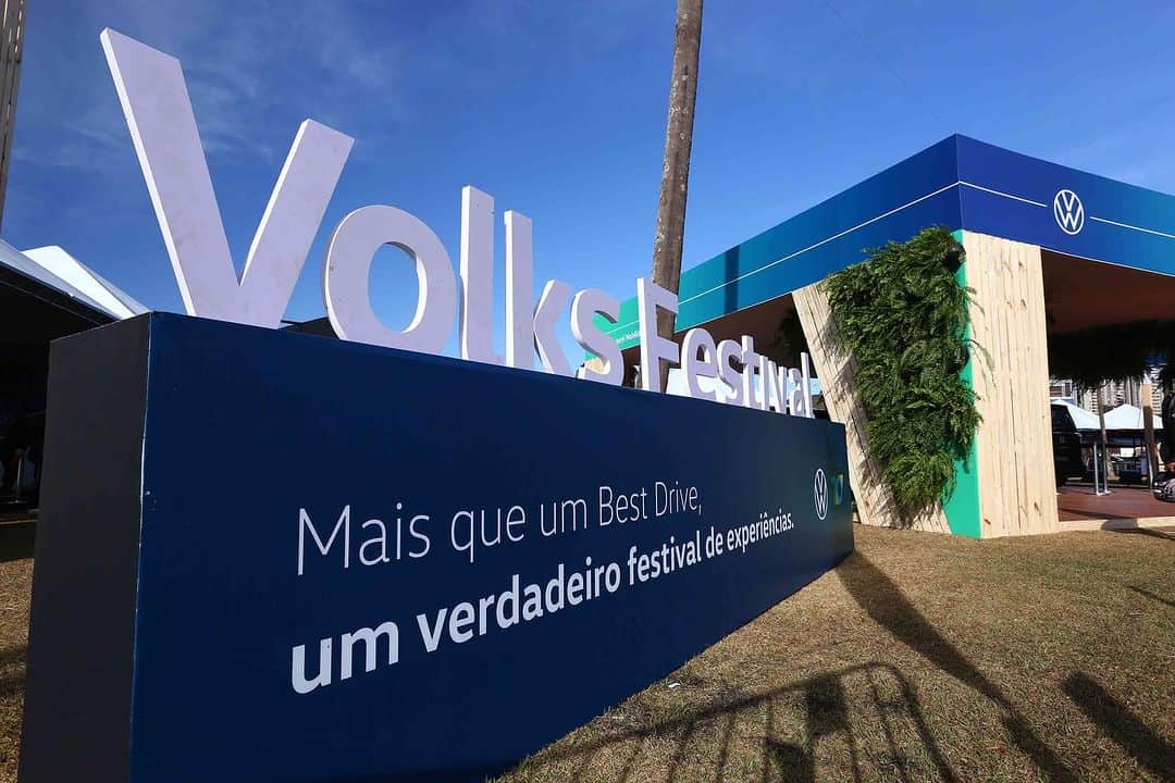 のインスタグラム：「Venha aproveitar hoje, dia 22 de outubro, o último dia do Volks Festival em Brasília, no estacionamento do Ginásio Nilson Nelson até às 18 horas. Um megaevento com experiências incríveis e ofertas imperdíveis da Volks. Participe!  #VWBrasil #VolksFestival」