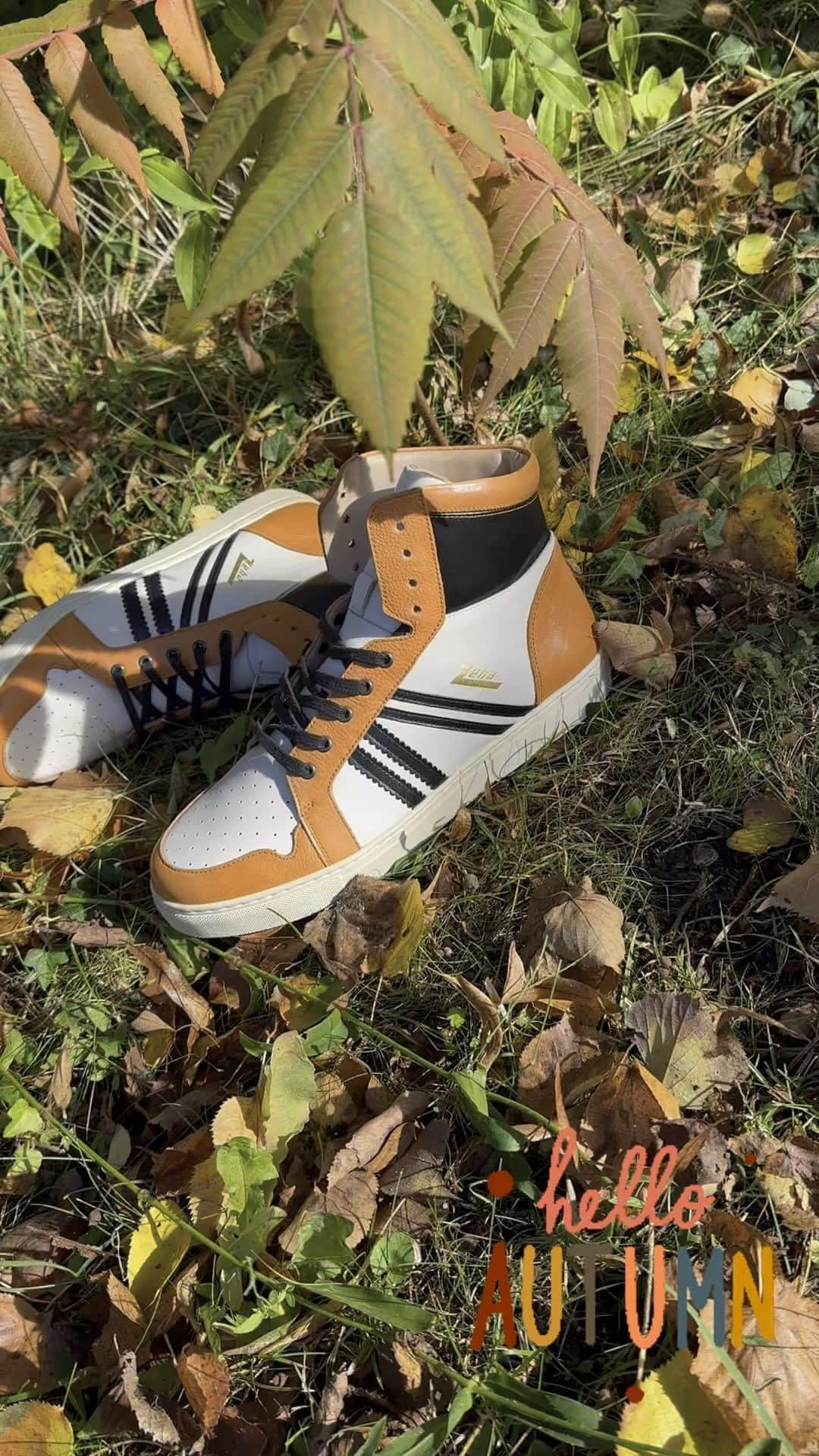 ツェハのインスタグラム：「HALLO HERBST 🍂 Der Basketballer ist ideal für lange Spaziergänge im Herbst und Winter. #zehaberlin #sneakers #white #whitesneakers #basketball 🤩🏀 #green #basket #orange #mandarino #retro #pallacanestro #vintage #heritage #retrosneakers #basketballer #berlin #people」