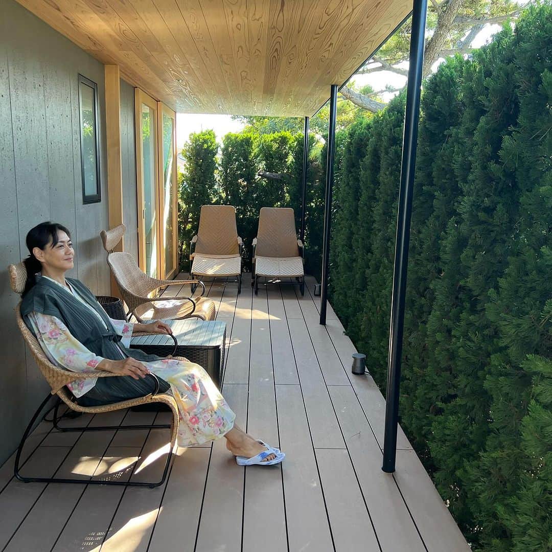 前田典子さんのインスタグラム写真 - (前田典子Instagram)「先日の #バースデートリップ🎂　 ゴルフをしてから　⛳️ #温泉♨️ #サウナ付き #一棟貸しの宿  #みささ　 @misasa_insta  へ まるで別荘みたい💕 誰かの邸宅にお泊まりするような とっても素敵なお宿でした💓  お食事は高級食材を使って 邸宅のキッチンで調理して出てくるものと ダイニングテーブルの囲炉裏の炭火で バトラーの方が焼いて下さって いただくお料理と 至れり尽くせりなコース料理🥘 ビールサーバー🍺もあり飲み放題 飲める人はいいよね👍  お刺身、ふかひれ、あわび、伊勢海老、のどぐろ、お肉…などなど 豪華なメニューでお腹いっぱいに 美味しかった❤️ 幸せ🥰 バースデープレートも🎂 嬉しかった💕 ありがとうございます❤️ お腹パンパンになりました😋  朝からゴルフして 疲れた筋肉を癒す 温泉♨️ サウナ、天然水の水風呂に入り テラスで涼み 浴衣に着替えてスッピンで😅　 完全リラックス 朝食も美味しくて ご飯おかわり🍚😋  2階の部屋からは 美しいサンセットが見れました🌅 夕陽に赤く染まる空 自然が織りなすアートを眺めながら 今日と言う日は2度と無いのだから 毎日を瞬間を大切にしたいなぁと思う  #誕生日 #1年が早すぎる💨 #3倍速で誕生日がやってくる #やりたい事はやっておこう #行動力が大事　#動けるうちに動く #そのうち　っていつ？ あとで後悔するぐらいならすぐやる #迷ったらGO ❗️ 今年もまた ひとつ歳を重ねられた事に感謝🙏❤️ #マエノリ旅　#誕生日旅行 #アラ還 #千葉が好き #ゴルフ&温泉♨️⛳️」10月23日 1時14分 - maenorichang