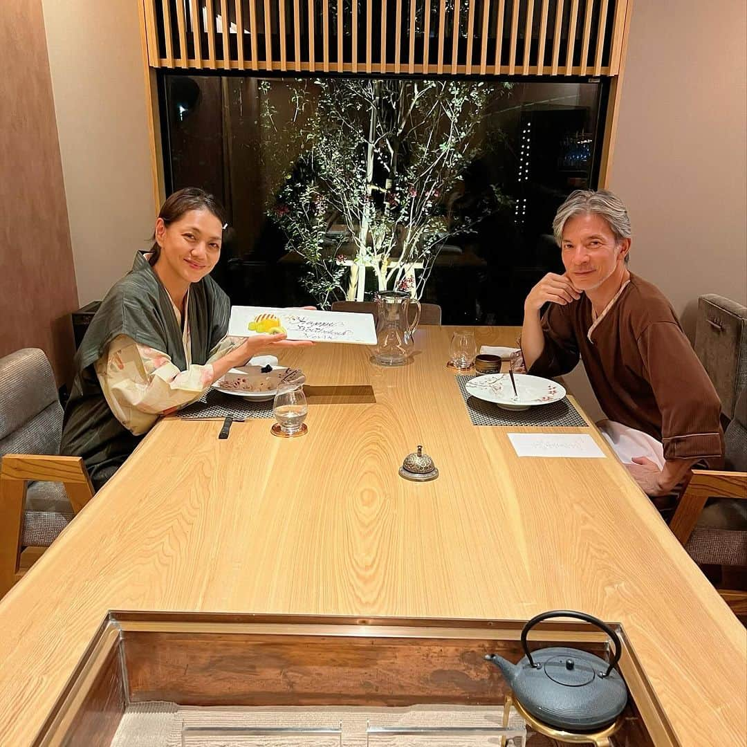 前田典子さんのインスタグラム写真 - (前田典子Instagram)「先日の #バースデートリップ🎂　 ゴルフをしてから　⛳️ #温泉♨️ #サウナ付き #一棟貸しの宿  #みささ　 @misasa_insta  へ まるで別荘みたい💕 誰かの邸宅にお泊まりするような とっても素敵なお宿でした💓  お食事は高級食材を使って 邸宅のキッチンで調理して出てくるものと ダイニングテーブルの囲炉裏の炭火で バトラーの方が焼いて下さって いただくお料理と 至れり尽くせりなコース料理🥘 ビールサーバー🍺もあり飲み放題 飲める人はいいよね👍  お刺身、ふかひれ、あわび、伊勢海老、のどぐろ、お肉…などなど 豪華なメニューでお腹いっぱいに 美味しかった❤️ 幸せ🥰 バースデープレートも🎂 嬉しかった💕 ありがとうございます❤️ お腹パンパンになりました😋  朝からゴルフして 疲れた筋肉を癒す 温泉♨️ サウナ、天然水の水風呂に入り テラスで涼み 浴衣に着替えてスッピンで😅　 完全リラックス 朝食も美味しくて ご飯おかわり🍚😋  2階の部屋からは 美しいサンセットが見れました🌅 夕陽に赤く染まる空 自然が織りなすアートを眺めながら 今日と言う日は2度と無いのだから 毎日を瞬間を大切にしたいなぁと思う  #誕生日 #1年が早すぎる💨 #3倍速で誕生日がやってくる #やりたい事はやっておこう #行動力が大事　#動けるうちに動く #そのうち　っていつ？ あとで後悔するぐらいならすぐやる #迷ったらGO ❗️ 今年もまた ひとつ歳を重ねられた事に感謝🙏❤️ #マエノリ旅　#誕生日旅行 #アラ還 #千葉が好き #ゴルフ&温泉♨️⛳️」10月23日 1時14分 - maenorichang