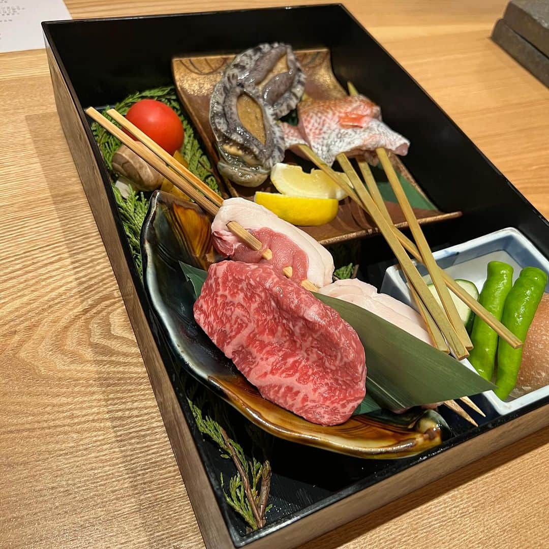 前田典子さんのインスタグラム写真 - (前田典子Instagram)「先日の #バースデートリップ🎂　 ゴルフをしてから　⛳️ #温泉♨️ #サウナ付き #一棟貸しの宿  #みささ　 @misasa_insta  へ まるで別荘みたい💕 誰かの邸宅にお泊まりするような とっても素敵なお宿でした💓  お食事は高級食材を使って 邸宅のキッチンで調理して出てくるものと ダイニングテーブルの囲炉裏の炭火で バトラーの方が焼いて下さって いただくお料理と 至れり尽くせりなコース料理🥘 ビールサーバー🍺もあり飲み放題 飲める人はいいよね👍  お刺身、ふかひれ、あわび、伊勢海老、のどぐろ、お肉…などなど 豪華なメニューでお腹いっぱいに 美味しかった❤️ 幸せ🥰 バースデープレートも🎂 嬉しかった💕 ありがとうございます❤️ お腹パンパンになりました😋  朝からゴルフして 疲れた筋肉を癒す 温泉♨️ サウナ、天然水の水風呂に入り テラスで涼み 浴衣に着替えてスッピンで😅　 完全リラックス 朝食も美味しくて ご飯おかわり🍚😋  2階の部屋からは 美しいサンセットが見れました🌅 夕陽に赤く染まる空 自然が織りなすアートを眺めながら 今日と言う日は2度と無いのだから 毎日を瞬間を大切にしたいなぁと思う  #誕生日 #1年が早すぎる💨 #3倍速で誕生日がやってくる #やりたい事はやっておこう #行動力が大事　#動けるうちに動く #そのうち　っていつ？ あとで後悔するぐらいならすぐやる #迷ったらGO ❗️ 今年もまた ひとつ歳を重ねられた事に感謝🙏❤️ #マエノリ旅　#誕生日旅行 #アラ還 #千葉が好き #ゴルフ&温泉♨️⛳️」10月23日 1時14分 - maenorichang