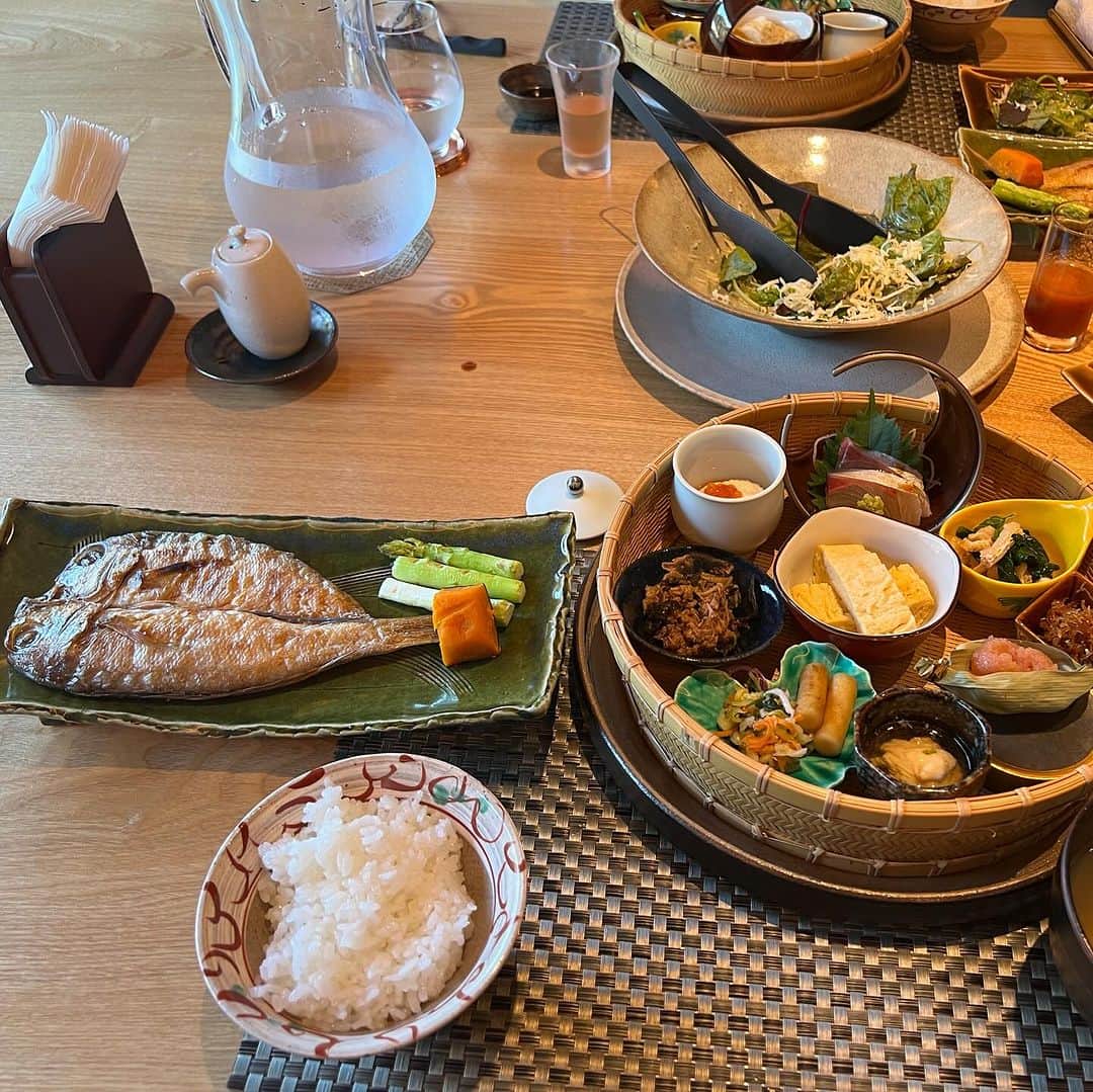 前田典子さんのインスタグラム写真 - (前田典子Instagram)「先日の #バースデートリップ🎂　 ゴルフをしてから　⛳️ #温泉♨️ #サウナ付き #一棟貸しの宿  #みささ　 @misasa_insta  へ まるで別荘みたい💕 誰かの邸宅にお泊まりするような とっても素敵なお宿でした💓  お食事は高級食材を使って 邸宅のキッチンで調理して出てくるものと ダイニングテーブルの囲炉裏の炭火で バトラーの方が焼いて下さって いただくお料理と 至れり尽くせりなコース料理🥘 ビールサーバー🍺もあり飲み放題 飲める人はいいよね👍  お刺身、ふかひれ、あわび、伊勢海老、のどぐろ、お肉…などなど 豪華なメニューでお腹いっぱいに 美味しかった❤️ 幸せ🥰 バースデープレートも🎂 嬉しかった💕 ありがとうございます❤️ お腹パンパンになりました😋  朝からゴルフして 疲れた筋肉を癒す 温泉♨️ サウナ、天然水の水風呂に入り テラスで涼み 浴衣に着替えてスッピンで😅　 完全リラックス 朝食も美味しくて ご飯おかわり🍚😋  2階の部屋からは 美しいサンセットが見れました🌅 夕陽に赤く染まる空 自然が織りなすアートを眺めながら 今日と言う日は2度と無いのだから 毎日を瞬間を大切にしたいなぁと思う  #誕生日 #1年が早すぎる💨 #3倍速で誕生日がやってくる #やりたい事はやっておこう #行動力が大事　#動けるうちに動く #そのうち　っていつ？ あとで後悔するぐらいならすぐやる #迷ったらGO ❗️ 今年もまた ひとつ歳を重ねられた事に感謝🙏❤️ #マエノリ旅　#誕生日旅行 #アラ還 #千葉が好き #ゴルフ&温泉♨️⛳️」10月23日 1時14分 - maenorichang