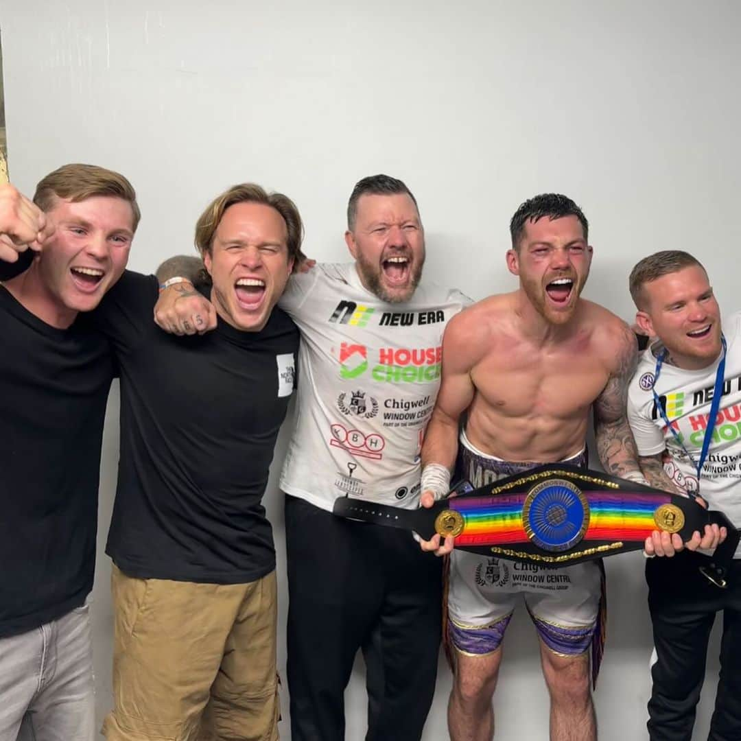 オリー・マーズさんのインスタグラム写真 - (オリー・マーズInstagram)「𝗔𝗡𝗗 𝗧𝗛𝗘 𝗡𝗘𝗪 🏆 sammy boy you smashed it last night wow was an honour to be ringside to see you win the commonwealth title! Enjoy this moment and I’ll see ya next few days when I bring ya back down to earth training me and buying me breakfast 🤣👏🏻🥊」10月23日 1時18分 - ollymurs