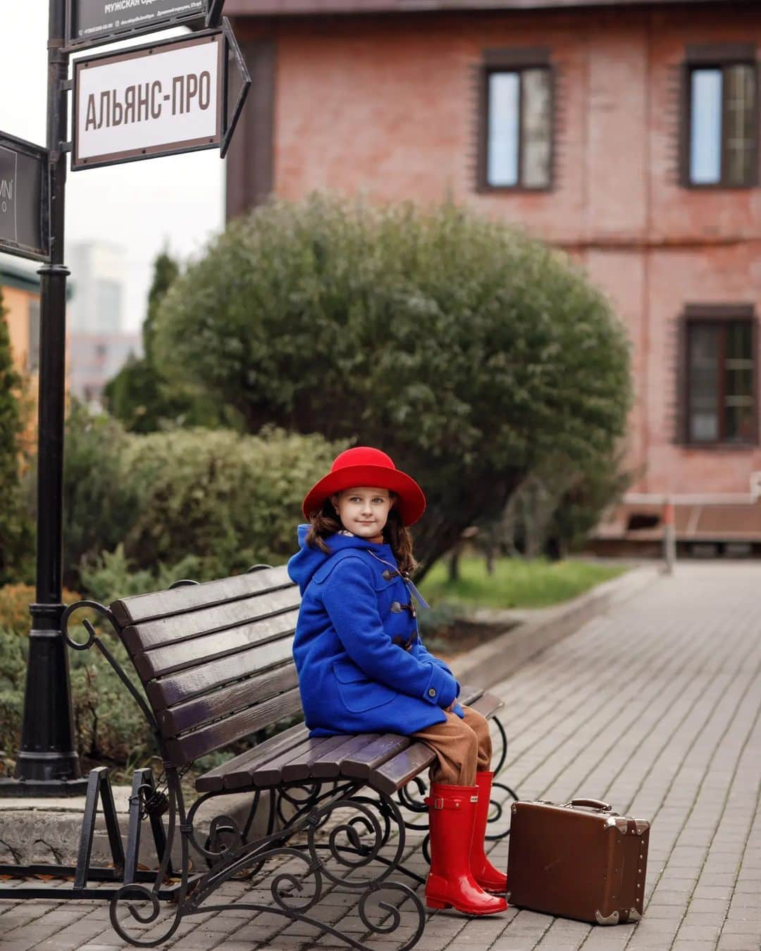 Paddington Bearのインスタグラム：「The perfect outfit for treat-or-treating 🎃  📸 natalidyomina」