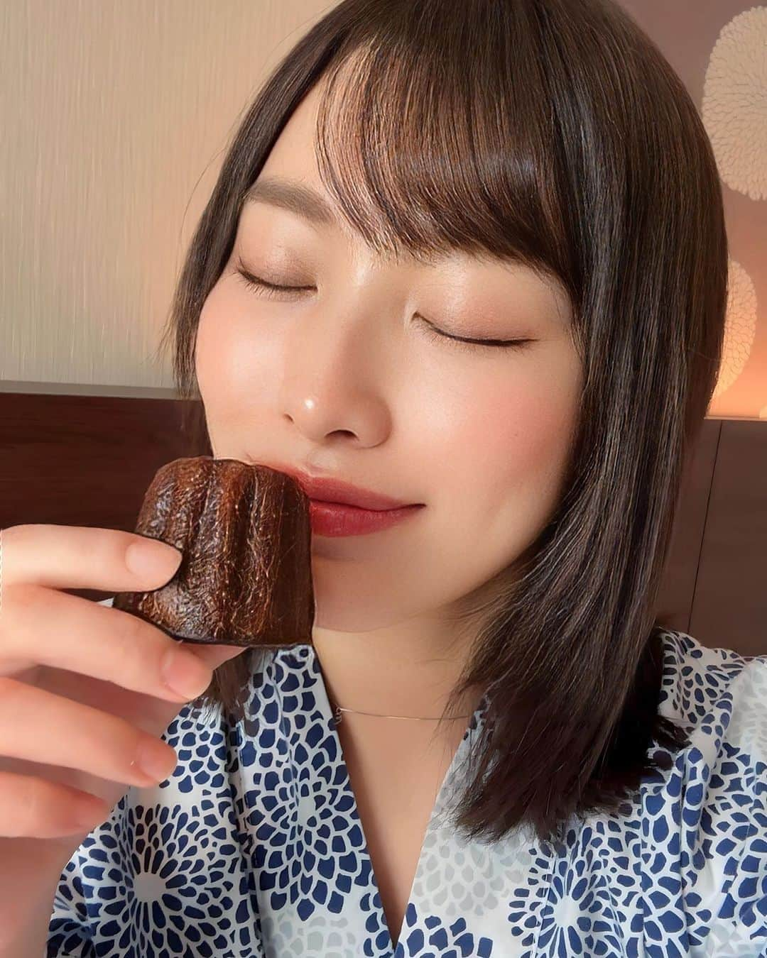 春原未来さんのインスタグラム写真 - (春原未来Instagram)「せっかく京都に来たので,前日までの予約でテイクアウトできるカヌレをGetしに,丸太町駅から徒歩4分の  PR @synager_restaurant へᵕ̈*  化粧箱入りカヌレ・ド・ボルドー  4個入り¥1,620-（税込）  1個ずつ買うこともできるよ！←1個350円🎀  買って5時間後ディナー食べた後と,翌朝に食べたんだけど,どちらも美味しくいただきました😆✨️  中は水分量たっぷりな感じで,しっとりもちもち！ 外もカリッと噛みごたえある感じというよりかは厚みあるのに優しい食感で私は好きでした！ サイズも大きくて食べ応えあるのがいい‪‪☺︎‬  ルイボスが一番甘み抑えられていて好みだったなー！  ●ルイボスティー 2021年10月,レストランオープン時から作り続けてるルイボスカヌレ。風味付けにはシャンパンのマール。定番メニューだけあって皆さんにおすすめしたい逸品。  ●アマゾンカカオ ペルー産のアマゾンカカオを使い,ラム酒を入れた大人の味わい。 カカオ本来のフルーティな酸味も感じられるが,ちゃんと甘いです！  ●ほうじ茶 #おぶぶ茶苑 の和束産ほうじ茶と焦がしバター,フレンチジンを使ったカヌレ。ほうじ茶の味しっかり効いてます！  レストランは昼夜共に完全予約制！ カヌレは前日までの予約でお時間相談して受け取りに行ってね！  #synager #シナジェ #京都カヌレ #丸太町カヌレ #烏丸御池カヌレ #京都お土産 #京都グルメ #kyotogourmet #京都焼菓子 #京都テイクアウトスイーツ #丸太町スイーツ #大きめサイズ #ボリュームたっぷり #満足感すごい #京都御所南 #京都御苑 #春原未来」10月23日 1時22分 - sunohara_miki