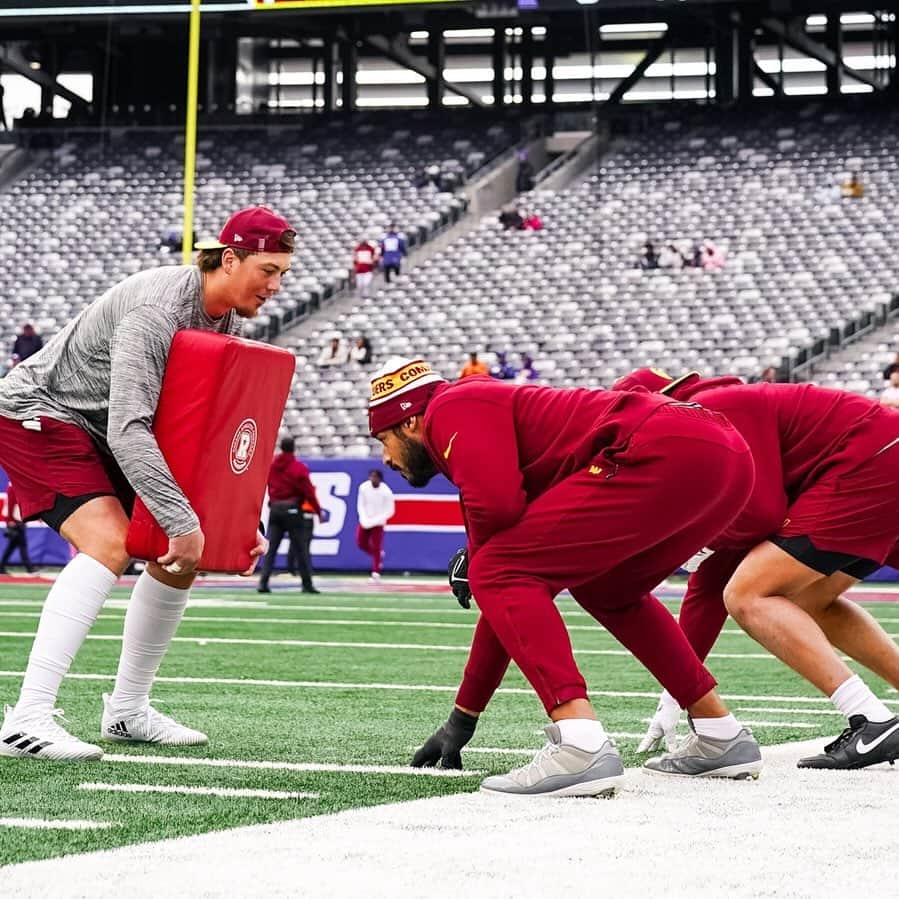 ワシントン・レッドスキンズのインスタグラム：「Happy National Tight Ends Day 🎉」