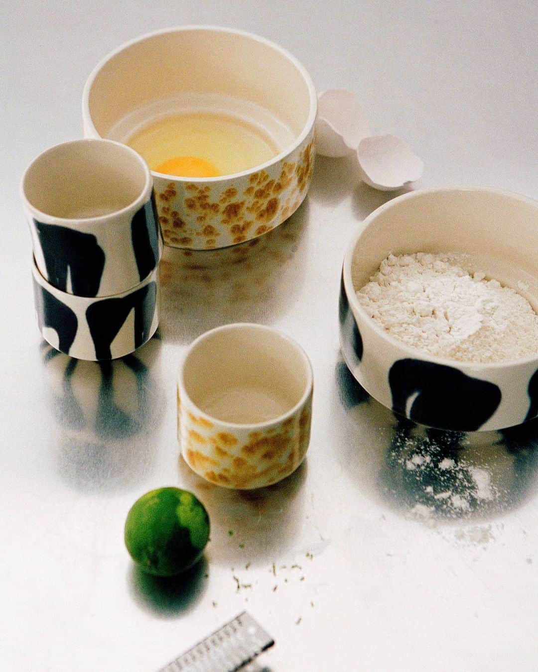 ARKETのインスタグラム：「Discover ARKET's stoneware bowls and mugs, the ideal pairing with our digital library of vegetarian and vegan recipes from the ARKET café: link in bio. - #ARKET」